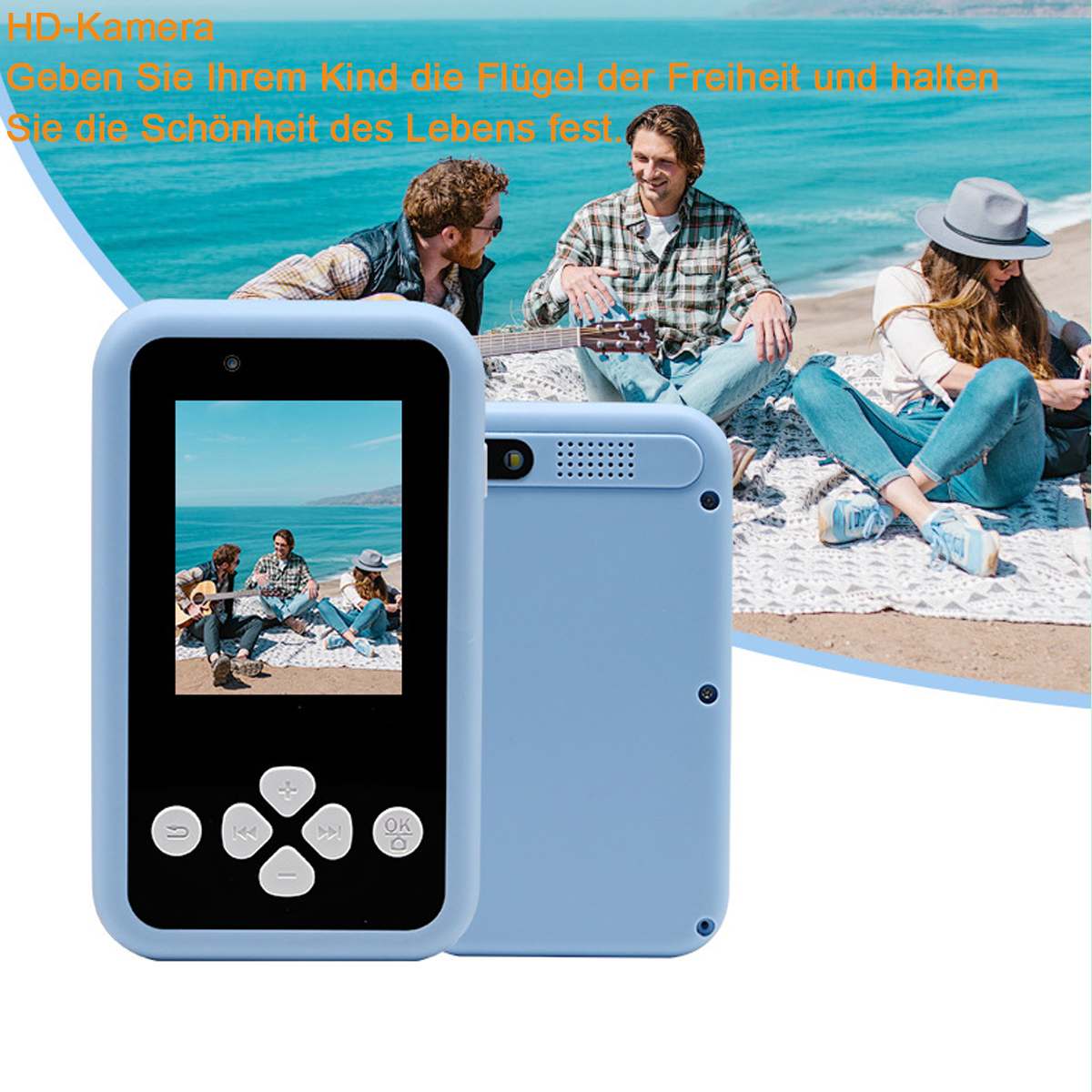 Fotocamera blu con persone sullo sfondo. Persone sulla spiaggia, che si divertono.