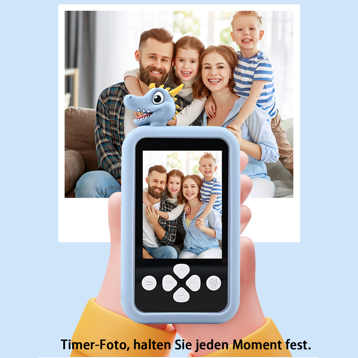 Fotocamera per bambini che mostra una foto di famiglia, tenuta in mano, con foto di famiglia sopra.