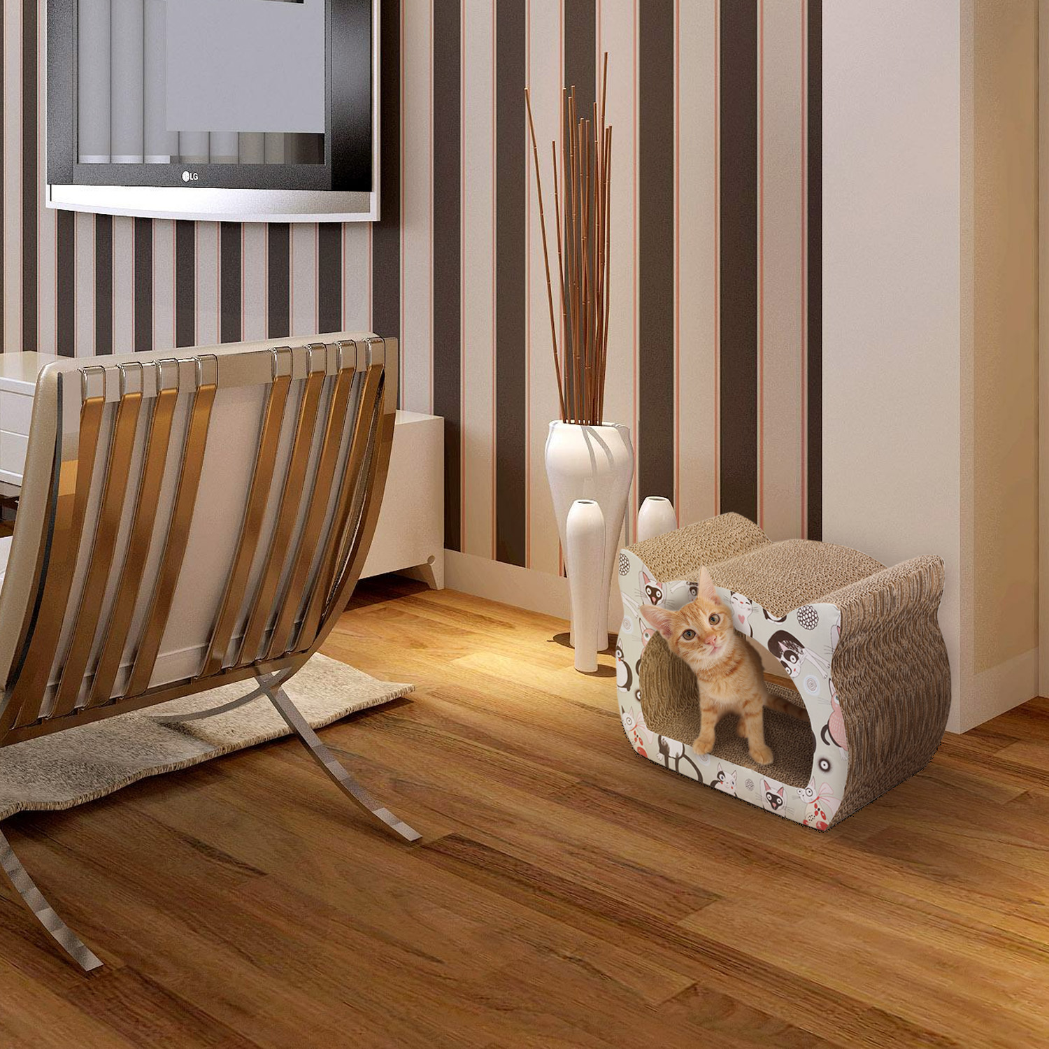 Un gato en una casa para gatos. Salón con TV y sofá al fondo. El gato es naranja y blanco.
