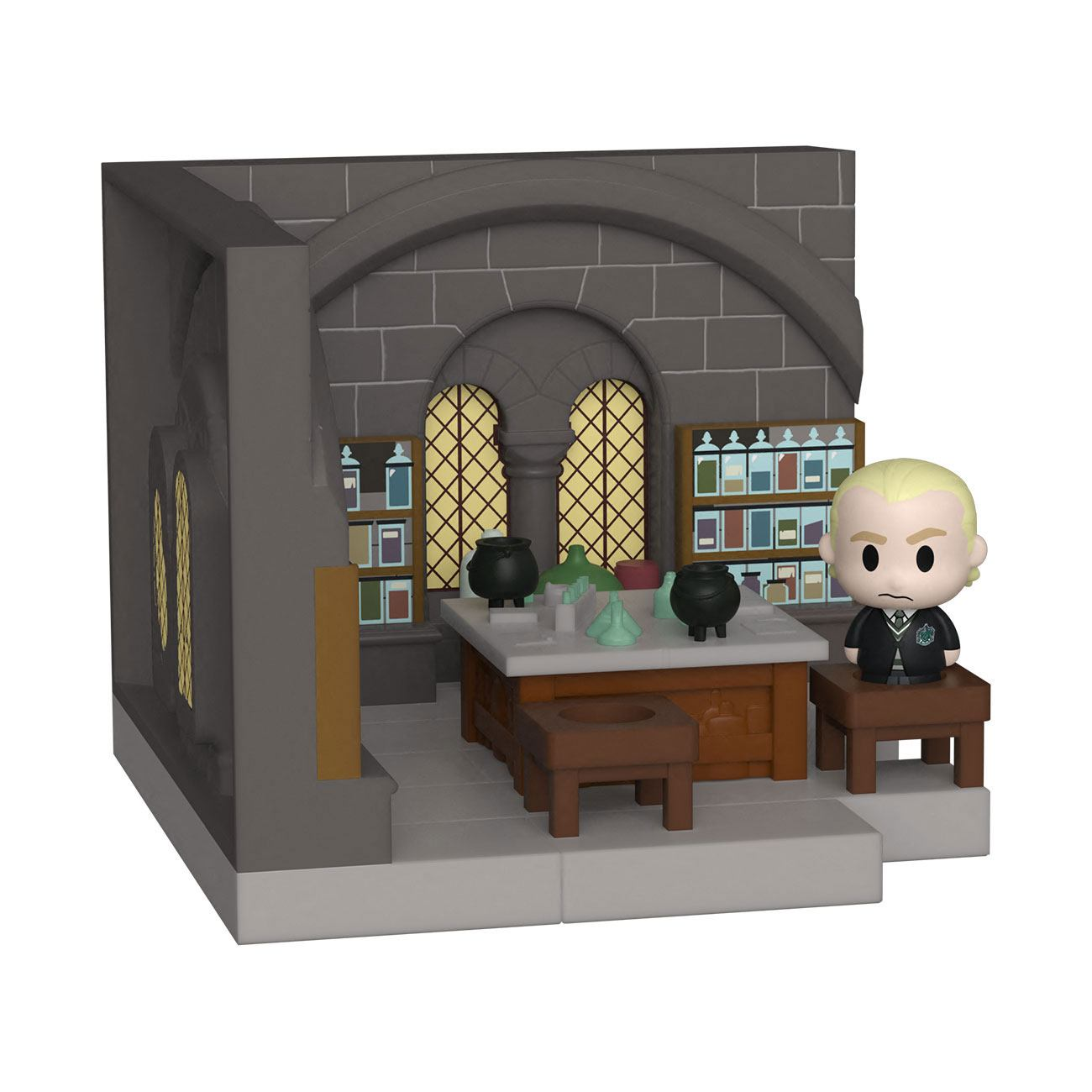 Figura de Draco Malfoy en clase de pociones. El set muestra una mesa con ollas y un telón de fondo.