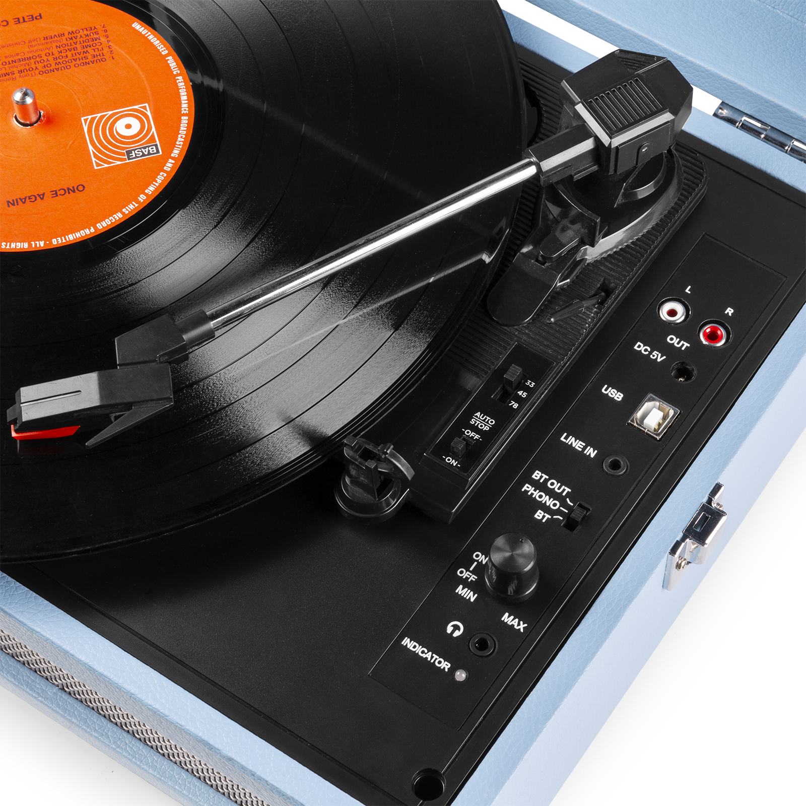 Un tocadiscos con un disco negro reproduciéndose. Los controles son visibles al frente.