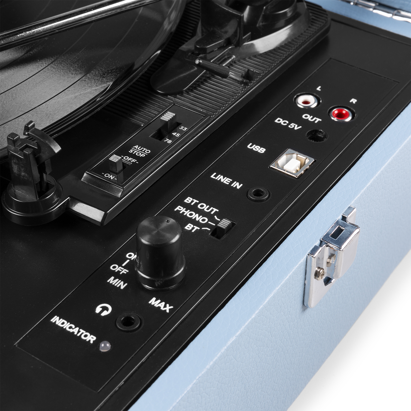 Panel de control de tocadiscos con botones, perillas y fondo de caja azul.