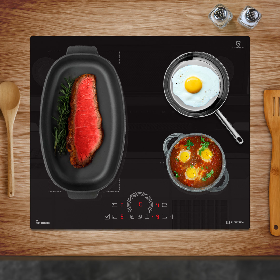 Kochszene mit Steak, Eiern und Sauce auf einem Induktionsherd mit Holzwerkzeugen.