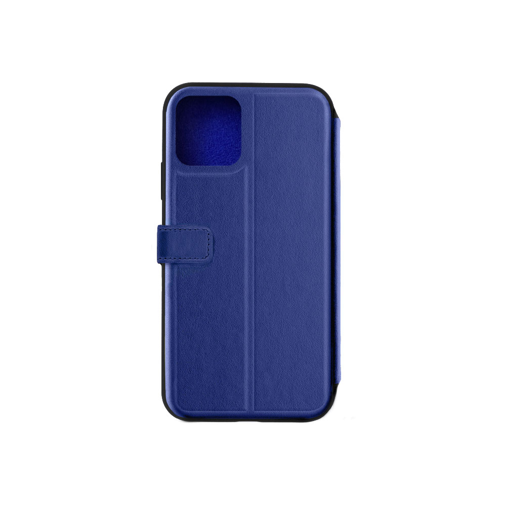 Custodia per telefono blu, chiusa, con chiusura magnetica e ritaglio per la fotocamera.