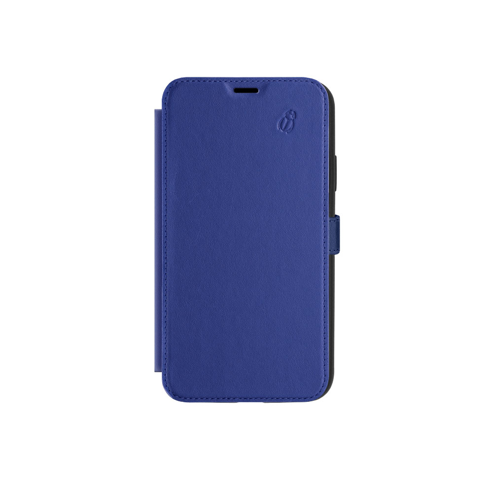 Custodia blu per telefono con coperchio laterale e logo in rilievo.