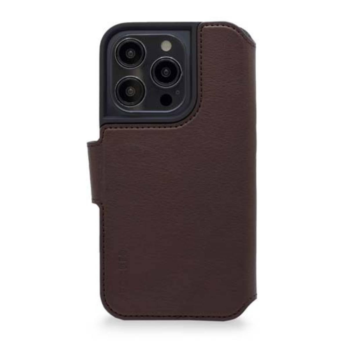 Custodia per telefono in pelle marrone con un telefono all'interno. La custodia ha un porta carte e una chiusura magnetica.