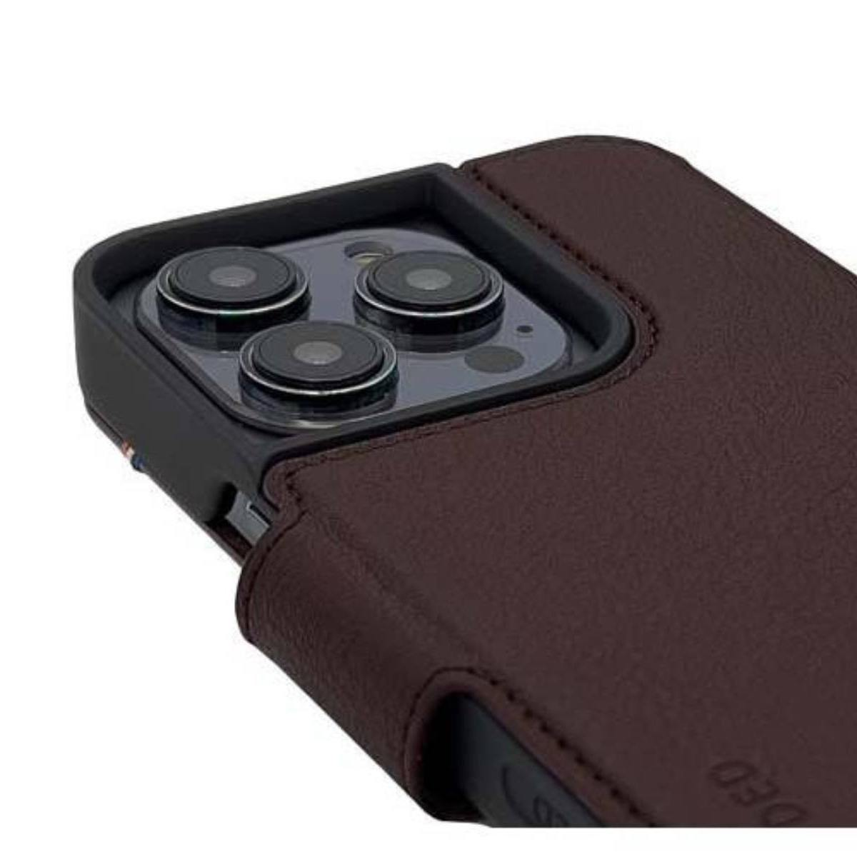 Primo piano di una custodia per telefono con tre lenti della fotocamera. La custodia è in pelle marrone.