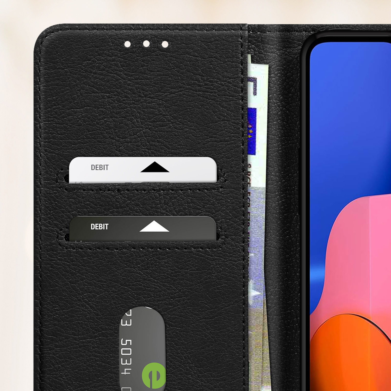 Custodia per telefono nera con carta di debito e banconote in euro visibili all'interno.