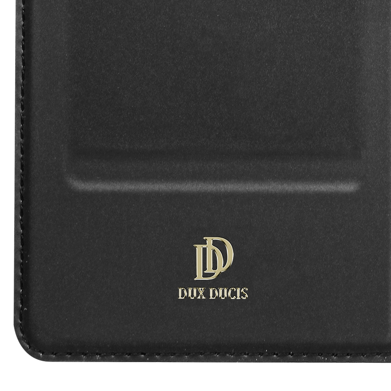 Custodia nera per telefono con logo dorato. Primo piano della cover.