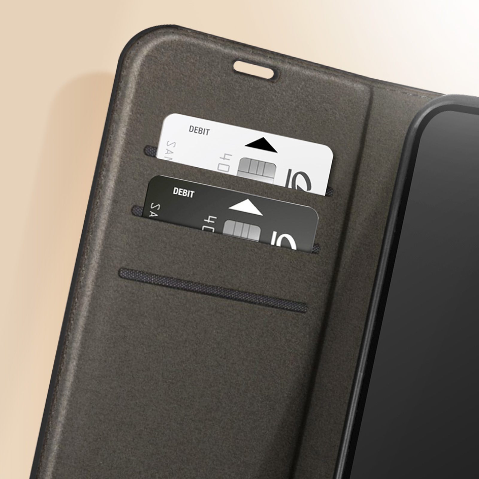 Una custodia scura per telefono aperta, con due carte di debito negli slot per carte.