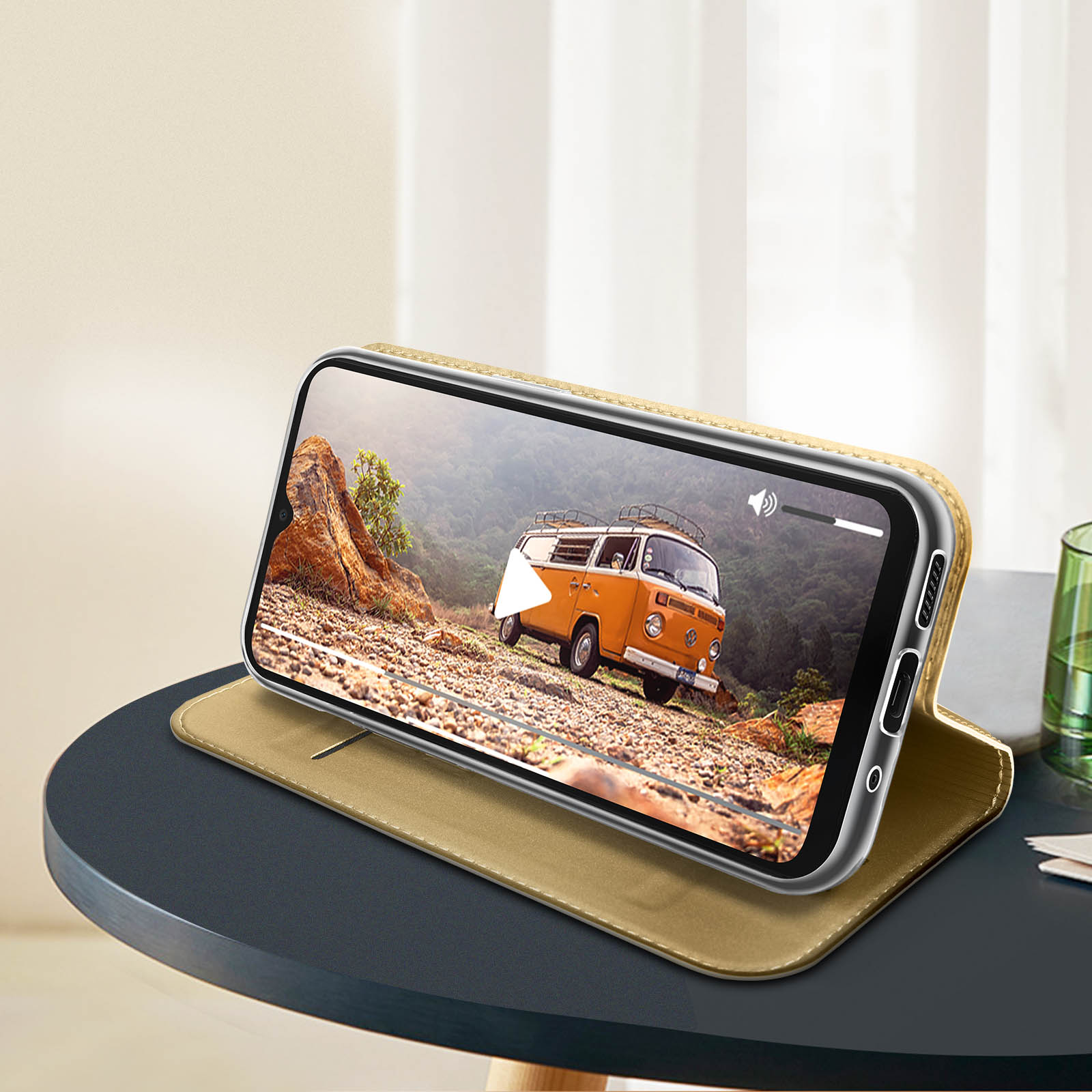 Smartphone che mostra un video su una custodia. La custodia è marrone chiaro. Tavolo e finestra sullo sfondo.