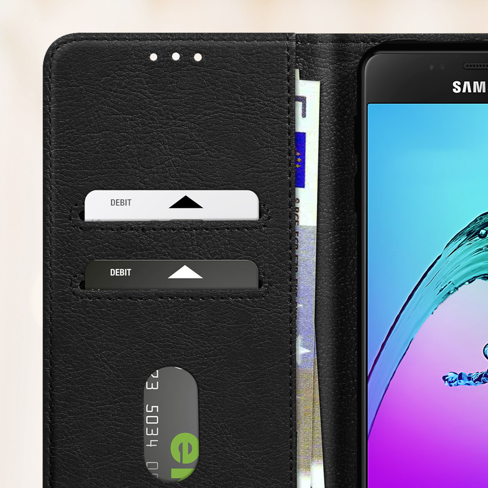 Funda de teléfono negra con teléfono, dos tarjetas de débito y algo de dinero insertado.