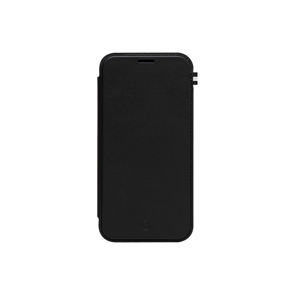 Eine schwarze Handyhülle mit schlichtem Design, isoliert auf weißem Hintergrund.