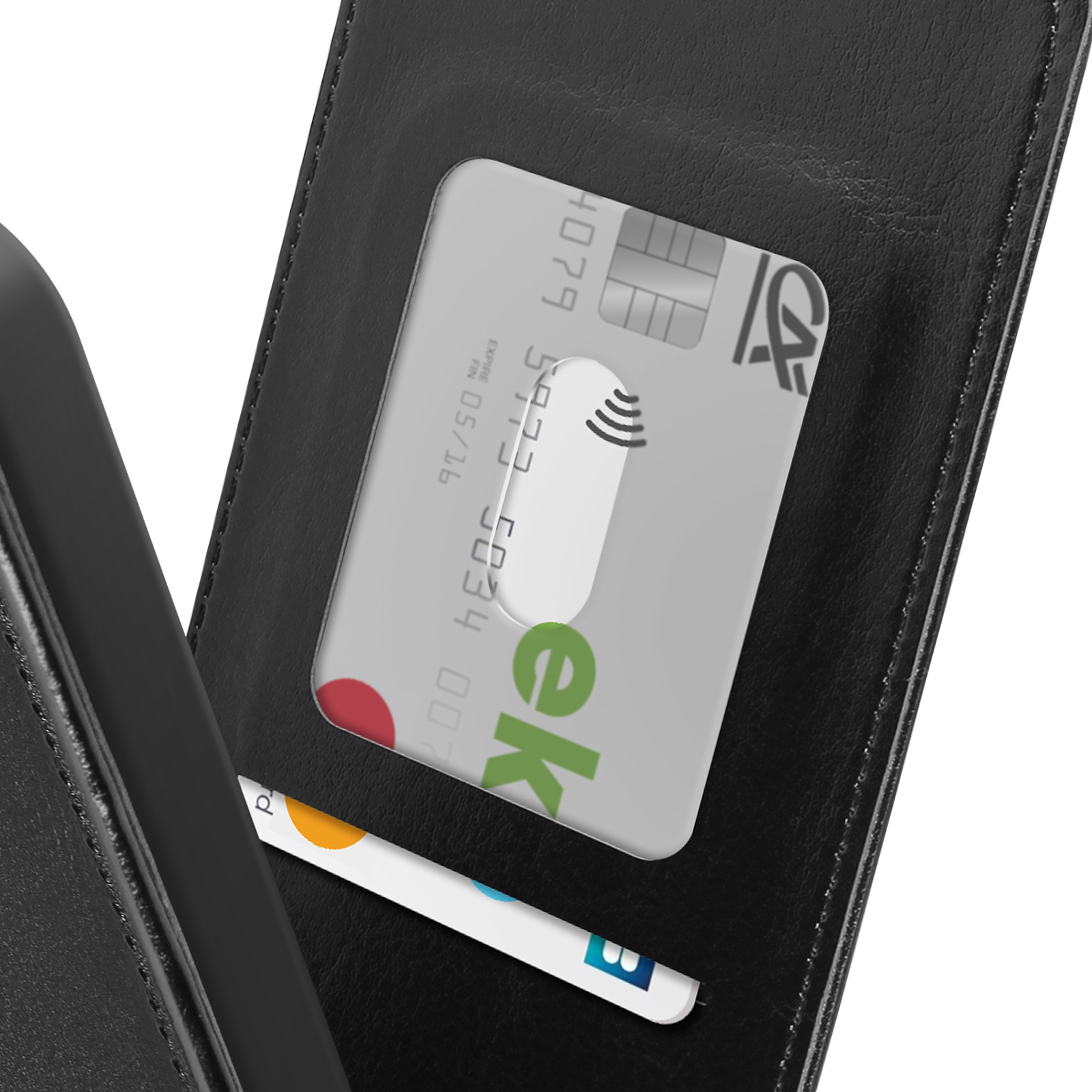 Custodia per telefono nera aperta per mostrare una carta di credito. Sfondo bianco.