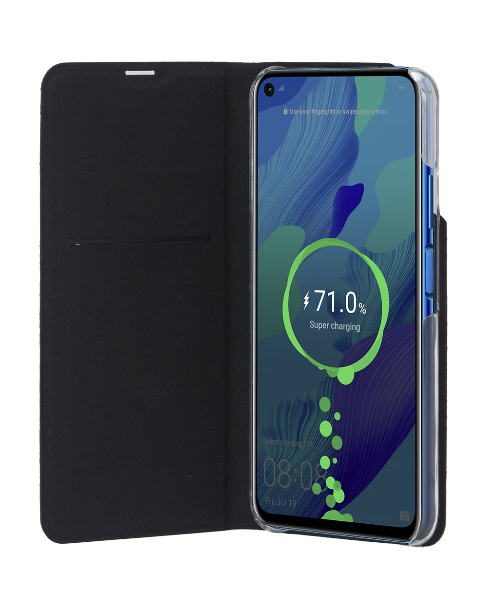 Un telefono in carica, lo schermo mostra il 71% di carica. Il telefono è in una custodia nera.