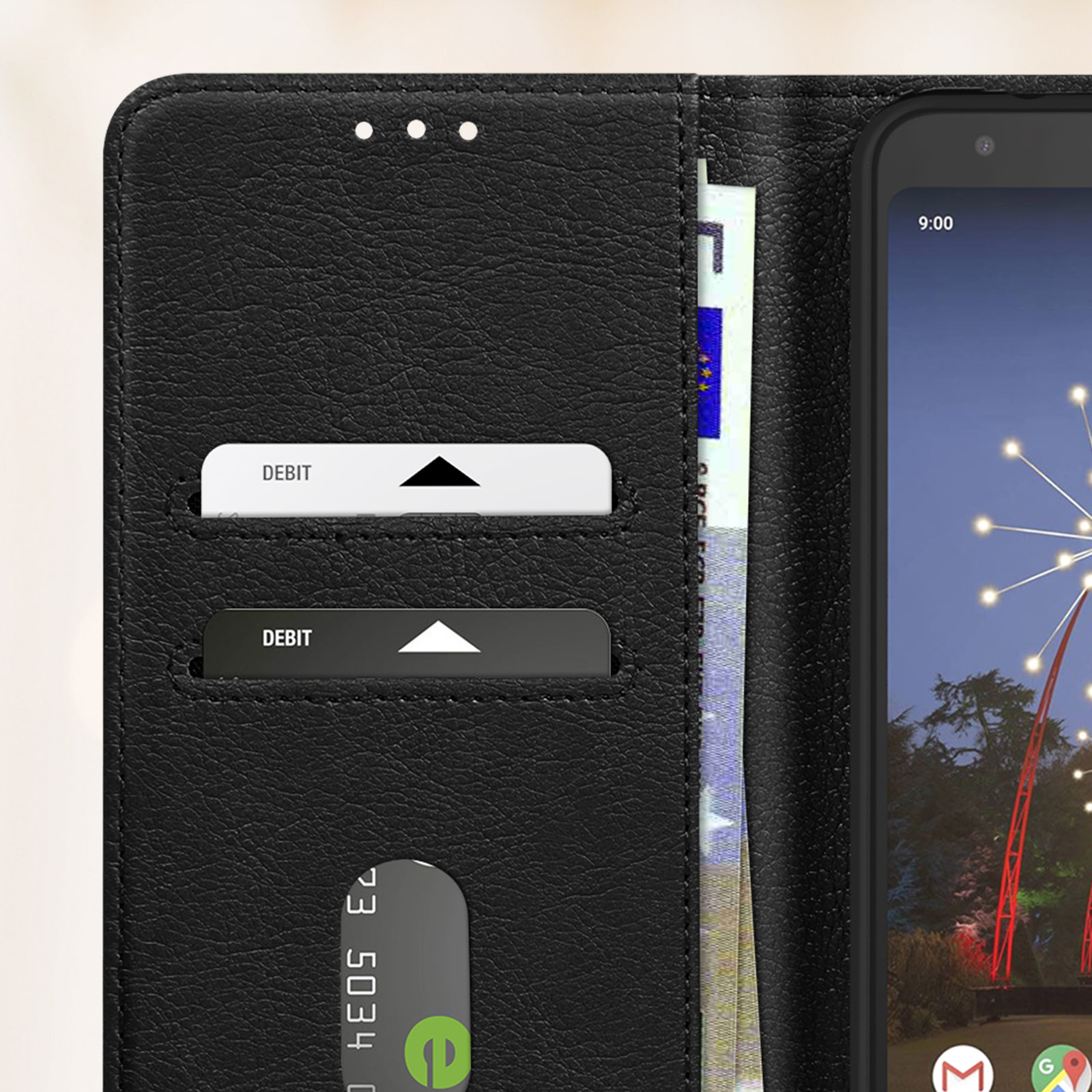 Una custodia per telefono nera aperta con carte all'interno. Lo schermo del telefono mostra una scena notturna con fuochi d'artificio.