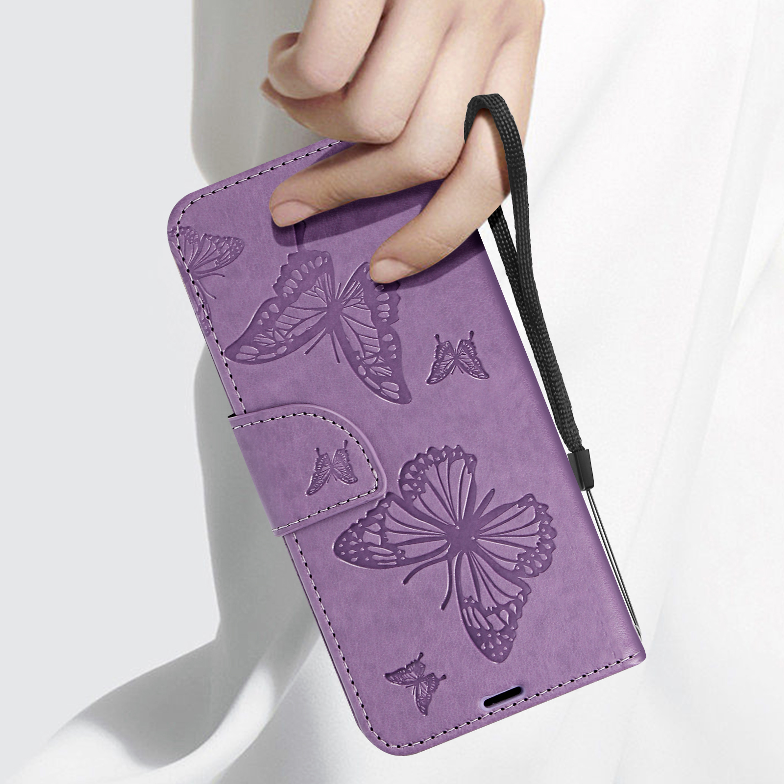 Una custodia per telefono viola decorata con farfalle. Una mano tiene la custodia con un cinturino.