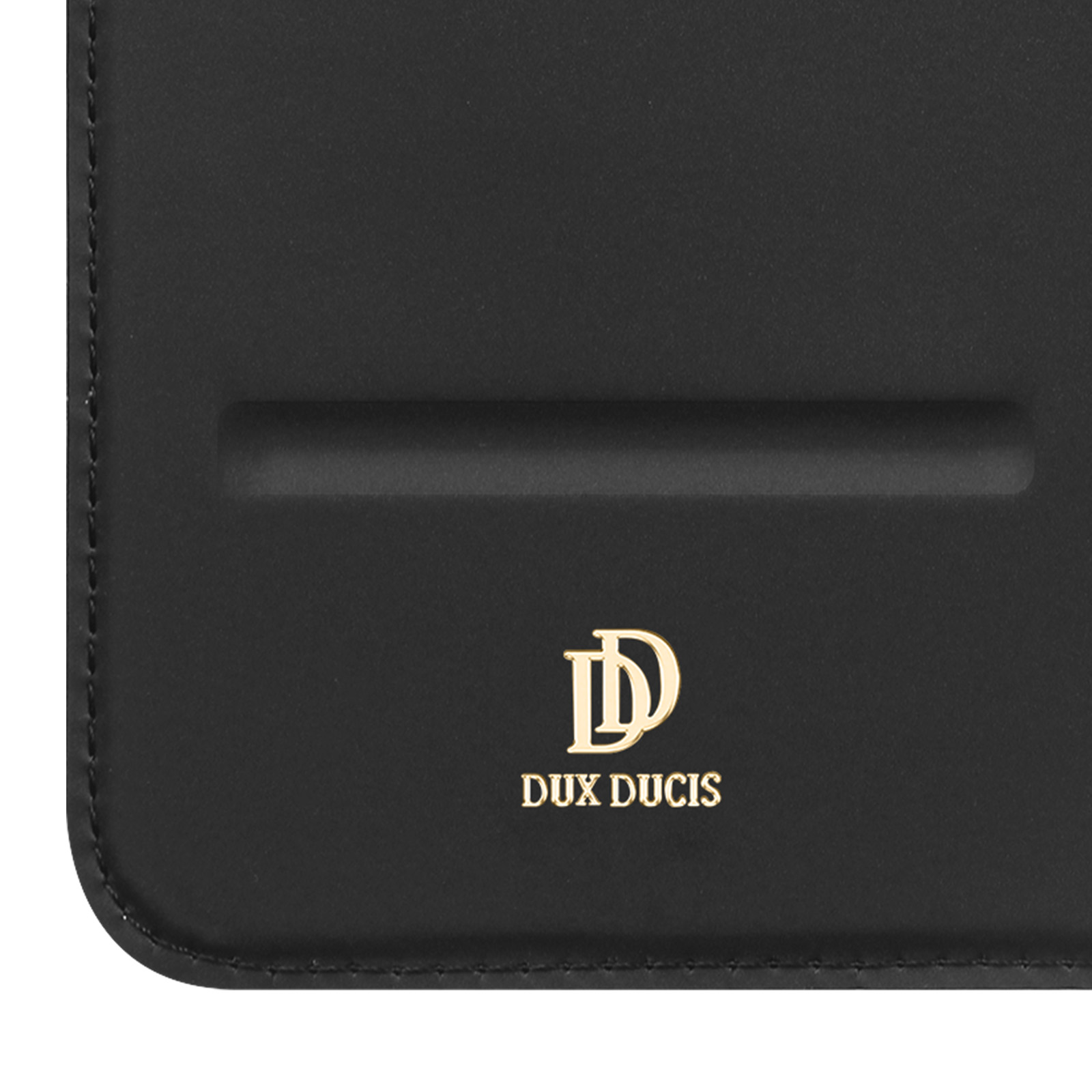 Primo piano di una custodia nera con logo 'D' oro e le parole 'DUX DUCIS'.