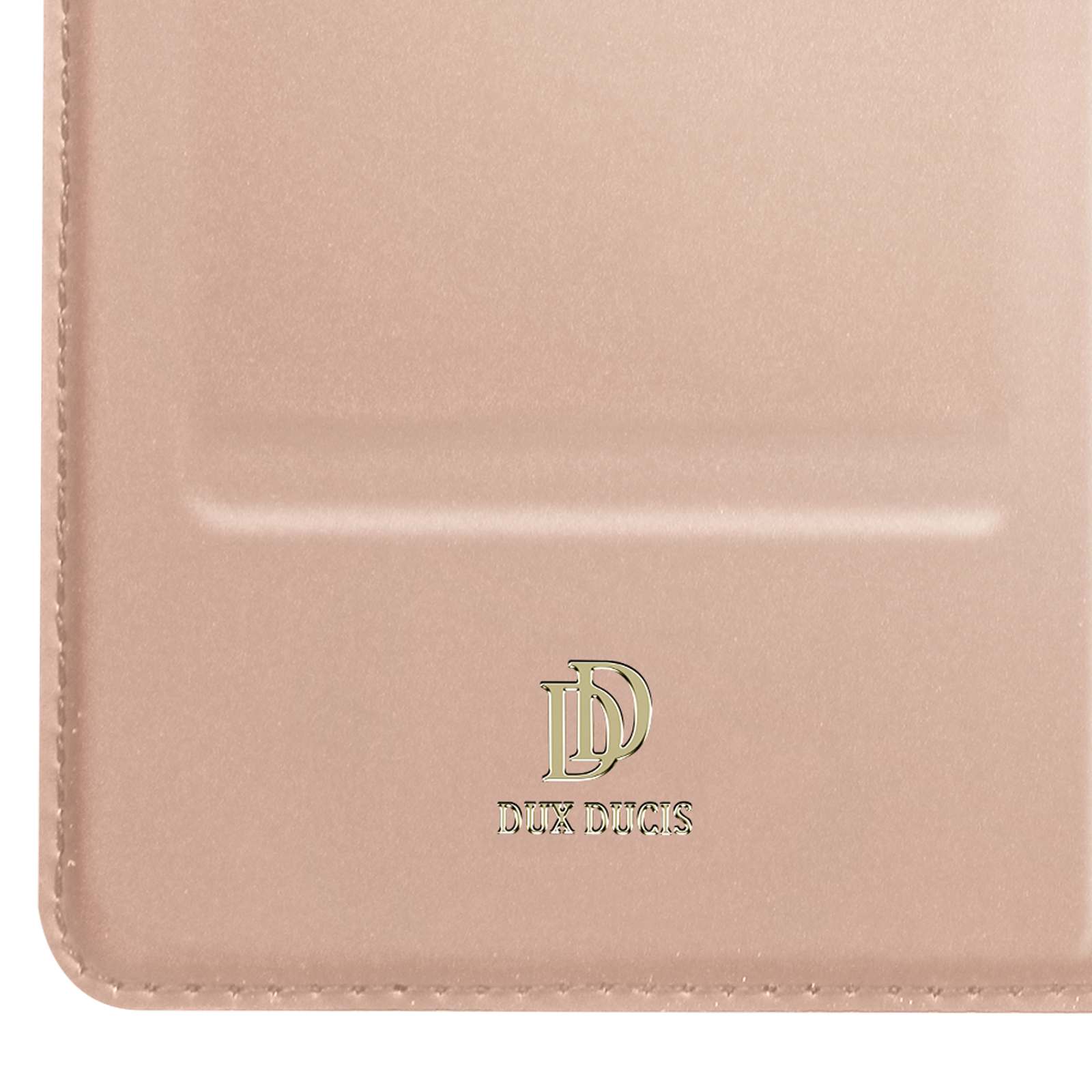 Gros plan d'une coque de téléphone rose blush avec un logo DUX DUCIS en or. L'étui a une finition lisse.