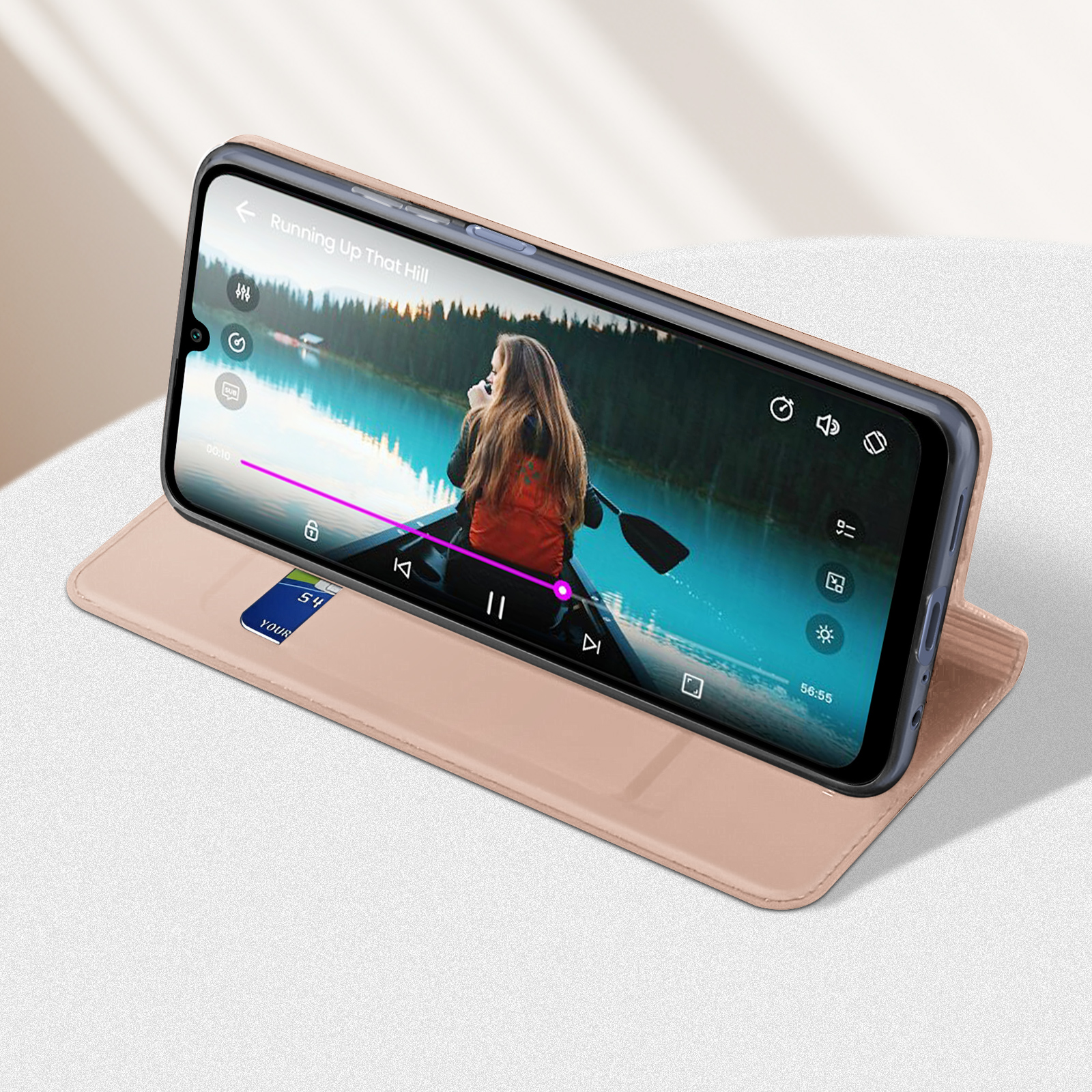 Un smartphone dans un étui rose. Il est ouvert, montrant une vidéo. Il y a une fente pour carte.