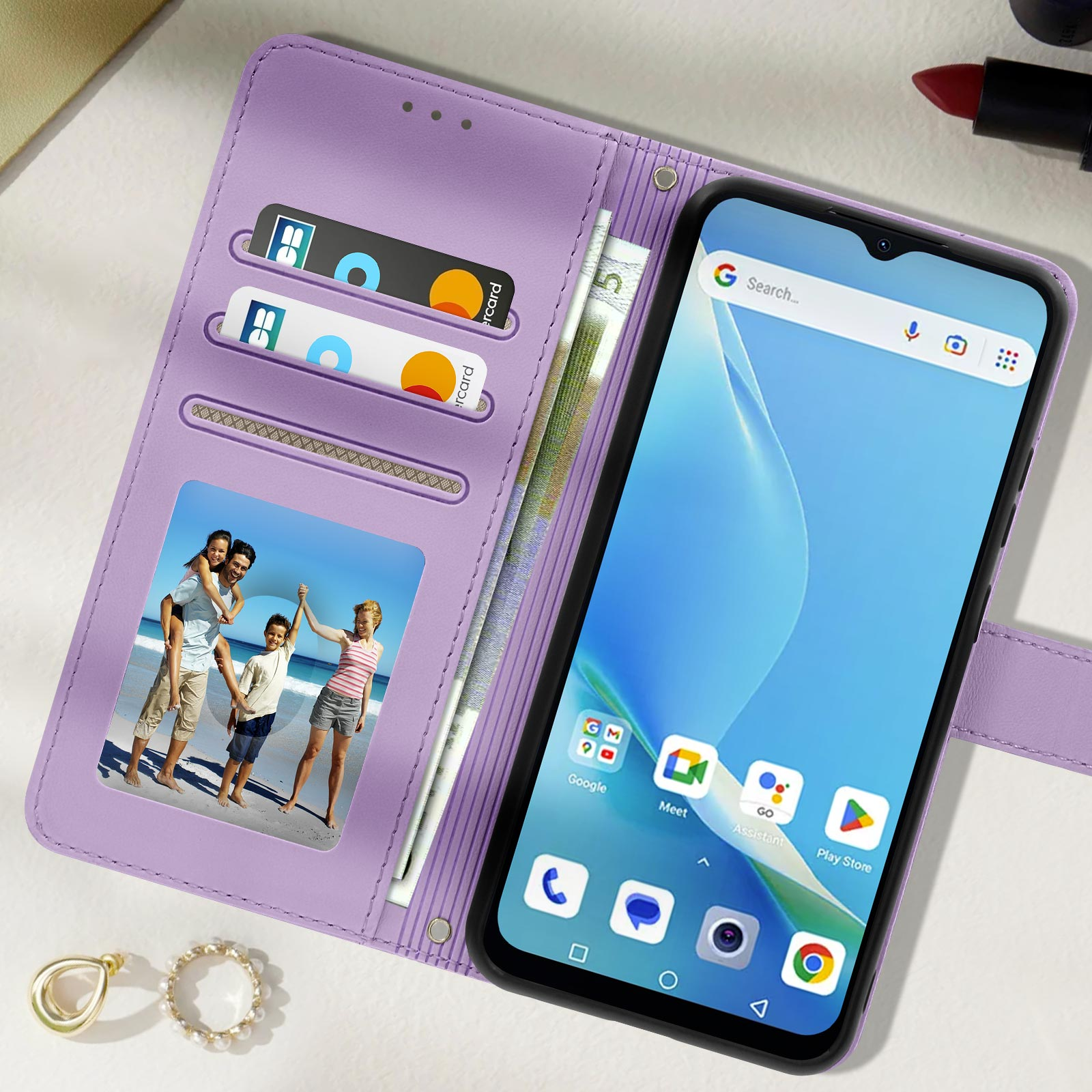 Eine lila Handyhülle mit Telefon, Karten und Geld, auf weißem Hintergrund.