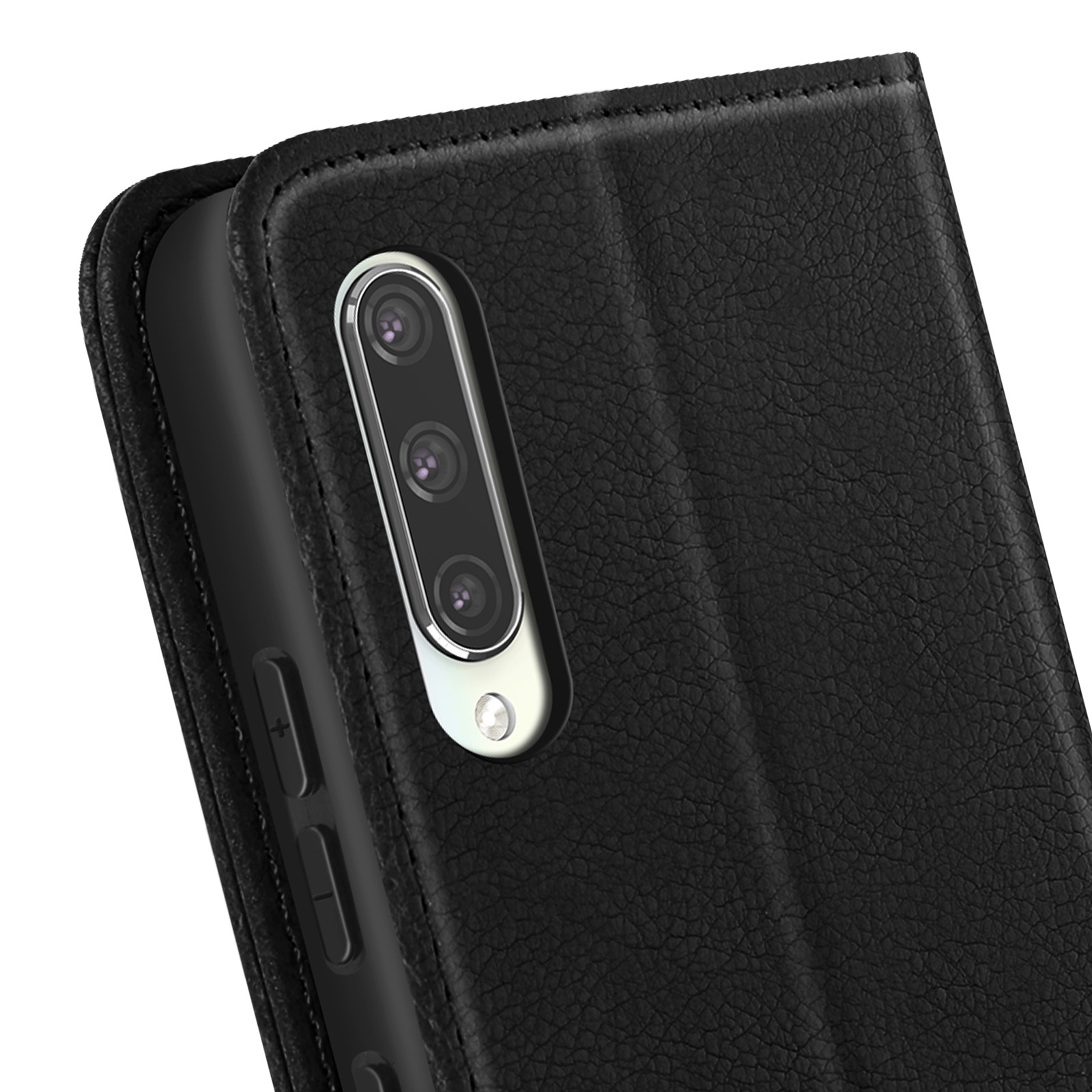Primo piano di una custodia per telefono nera con tripla fotocamera.