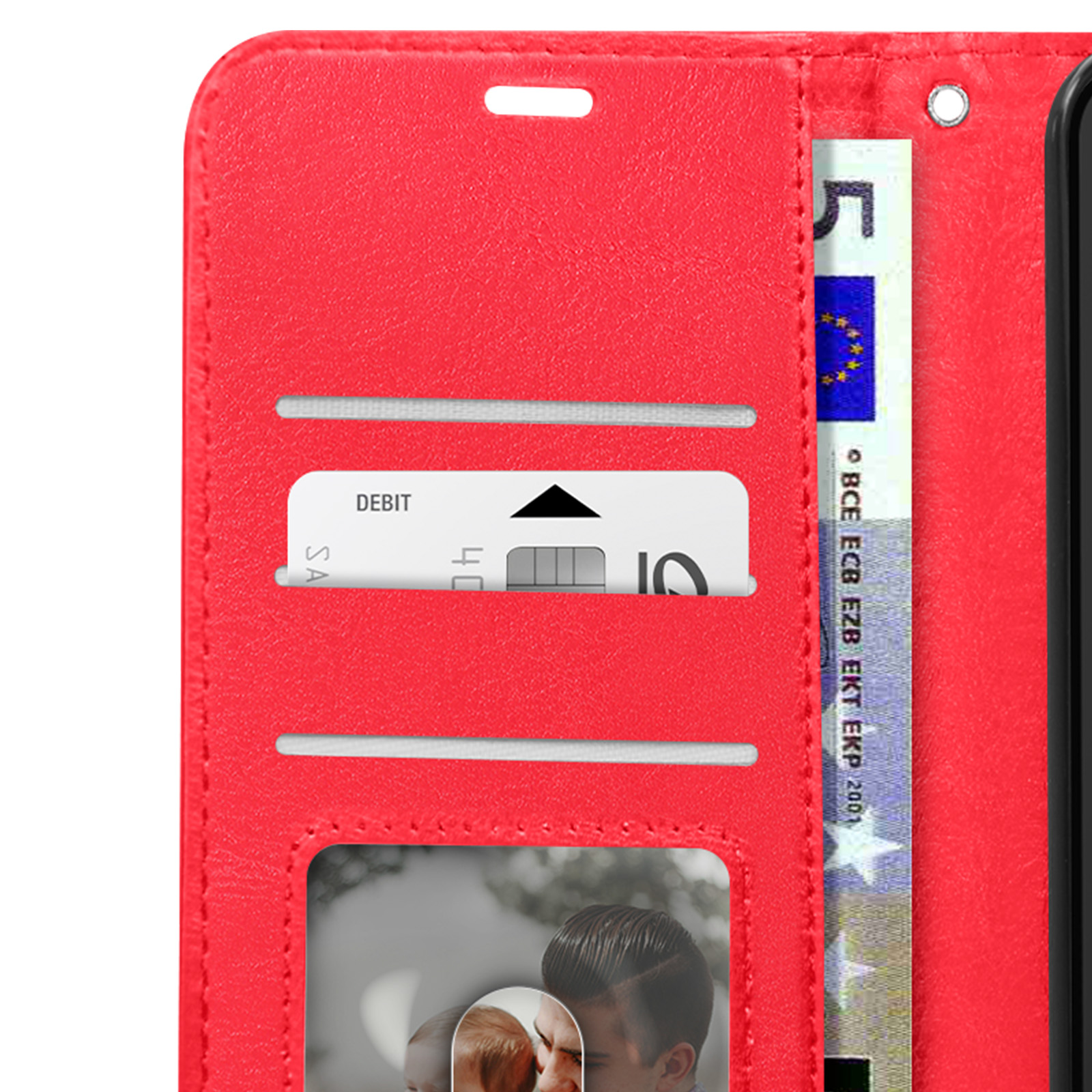 Una custodia per telefono rossa aperta con carte e una foto all'interno. Lo schermo del telefono è nero.