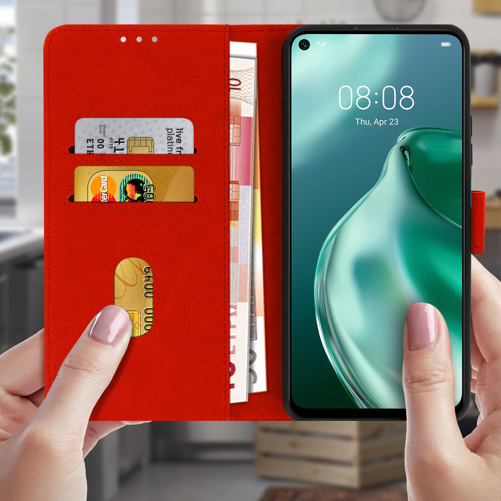 Custodia per telefono rossa aperta. Mostra telefono, carte e denaro. Mani che la tengono. Sfondo neutro.