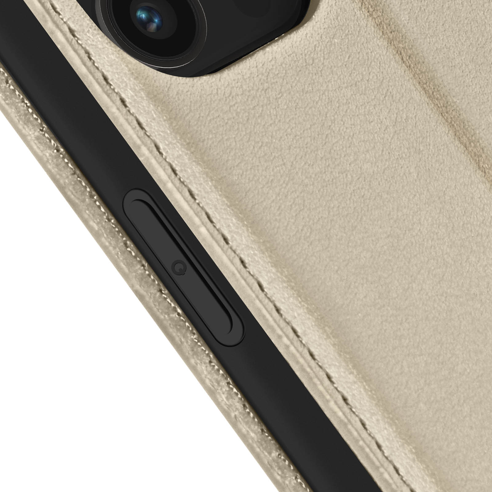 Primo piano di una custodia per telefono con fotocamera e pulsante laterale. Colore beige.