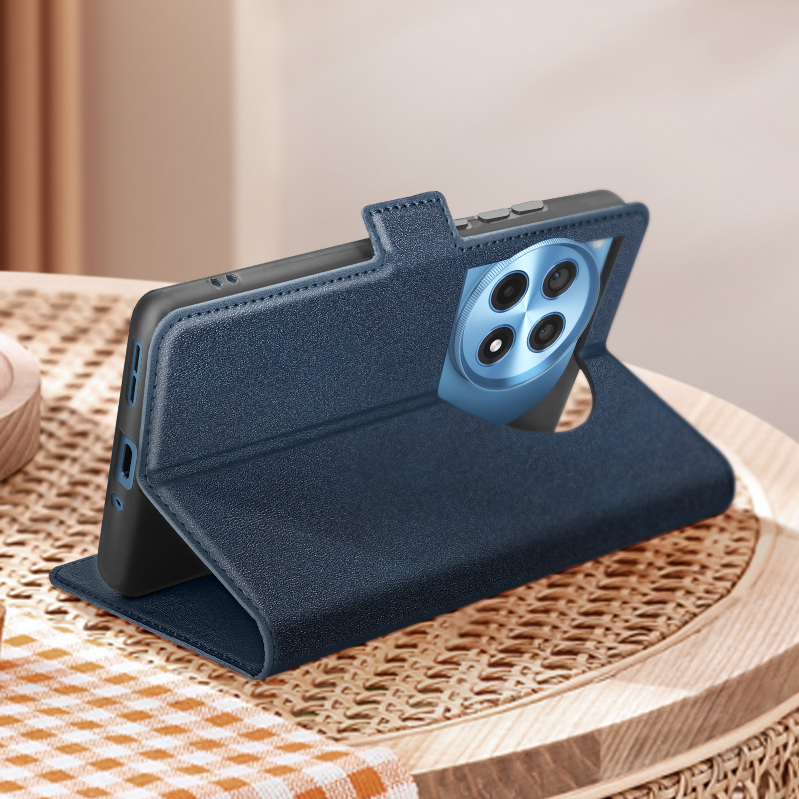 Blaue Leder-Handyhülle auf Holztisch, hält Telefon.