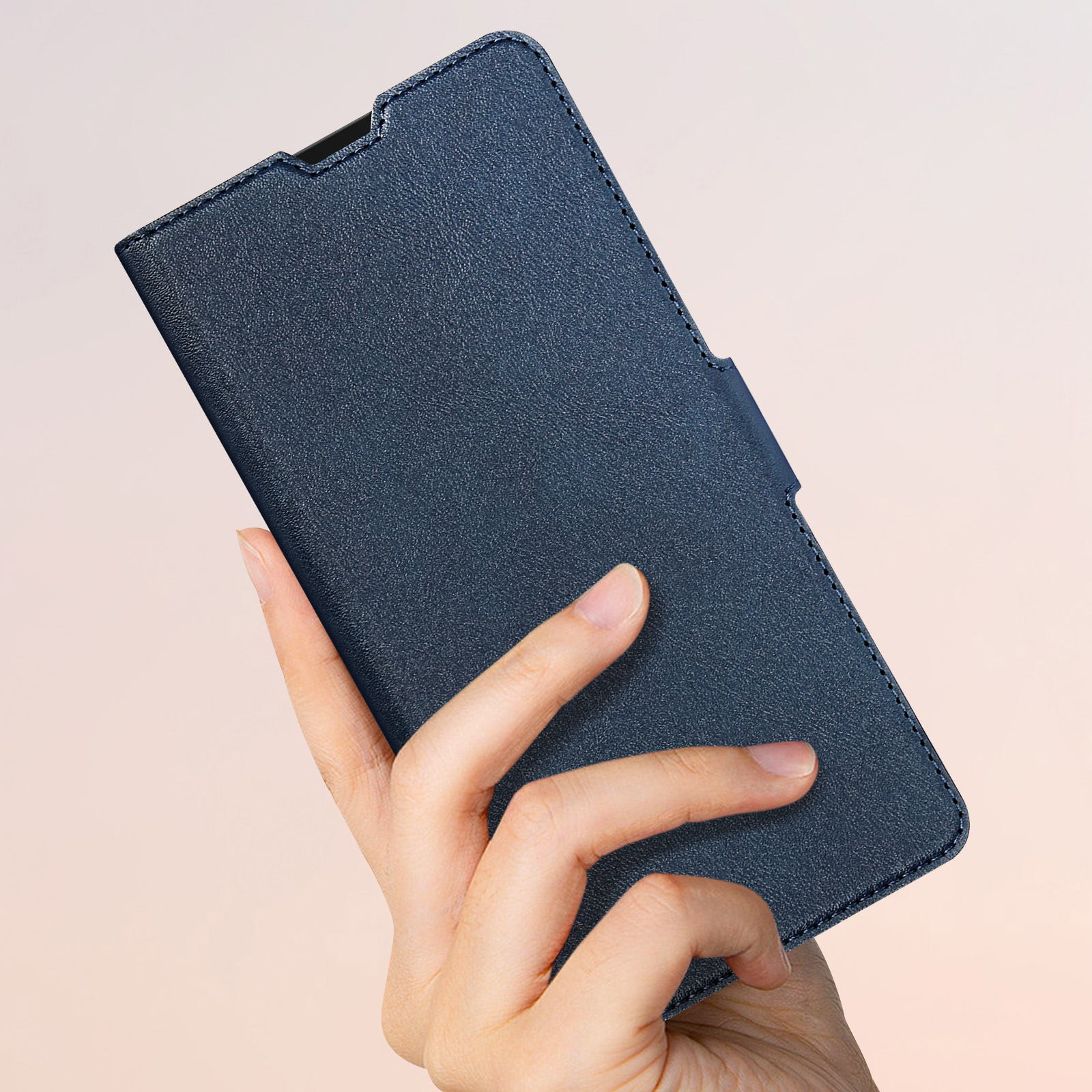 Hand hält eine blaue Leder-Handyhülle. Die Hülle ist geschlossen.