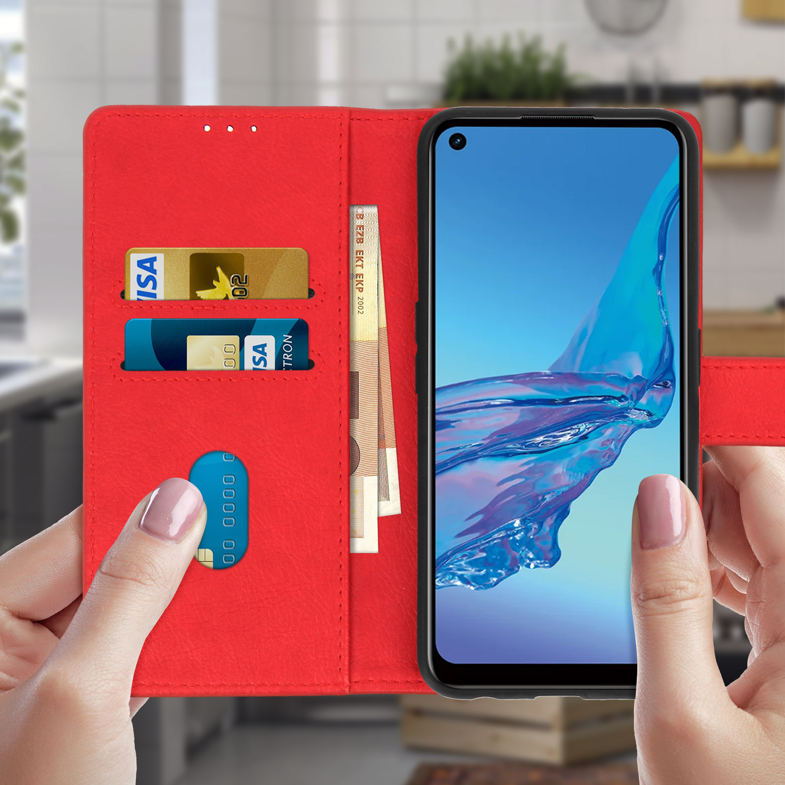 Custodia per telefono rossa aperta, con carte e denaro all'interno. Una mano tiene la custodia.