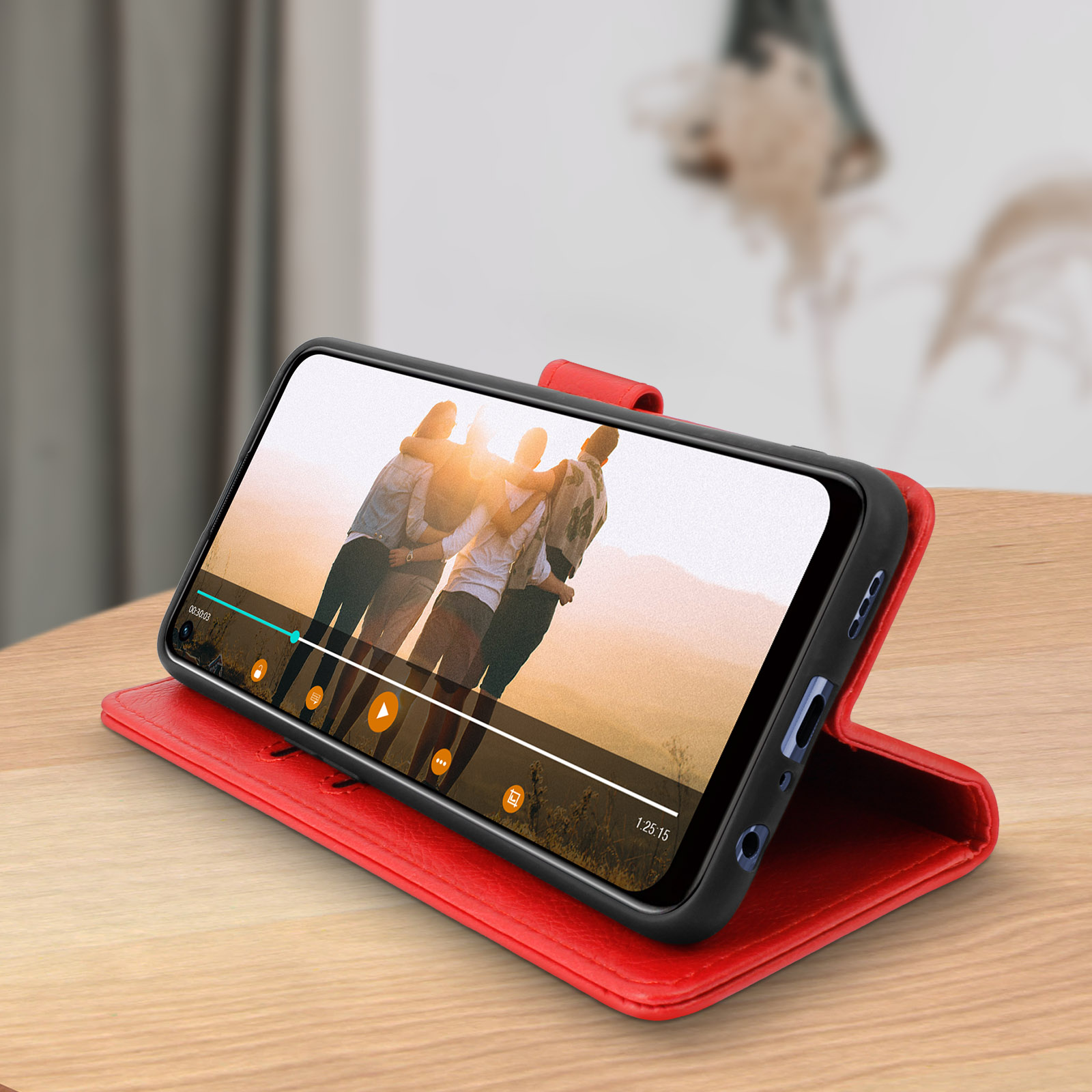 Un telefono in una custodia rossa, che mostra un video sullo schermo.