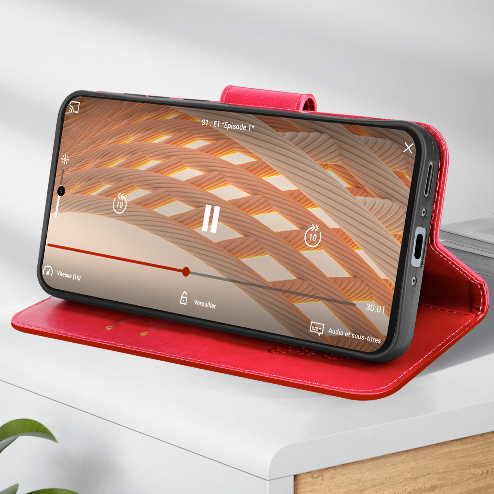 Un telefono aperto dentro una custodia rossa, che mostra la riproduzione video sullo schermo.