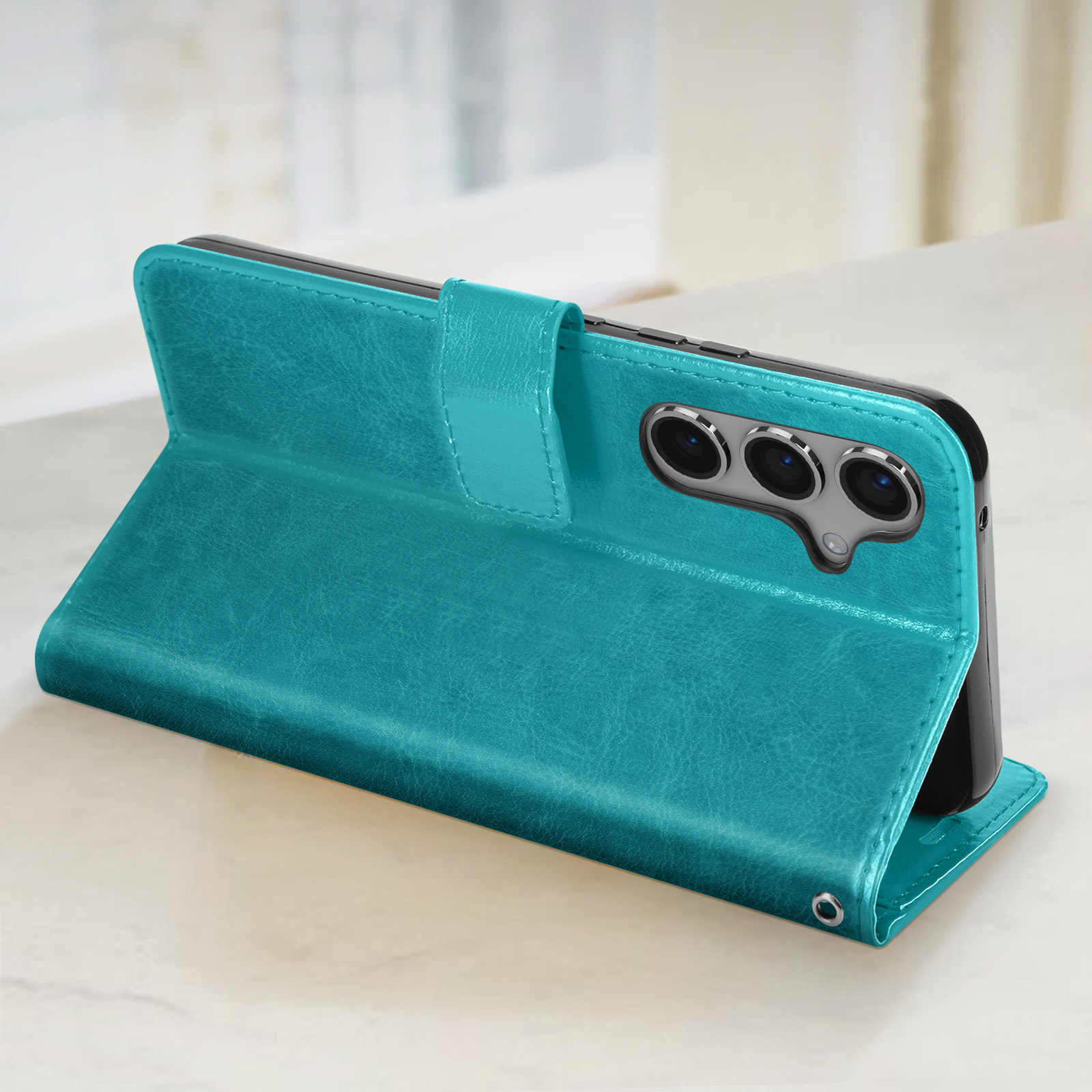Una custodia per telefono verde acqua aperta, che rivela un telefono. La custodia ha un aspetto in pelle strutturata.