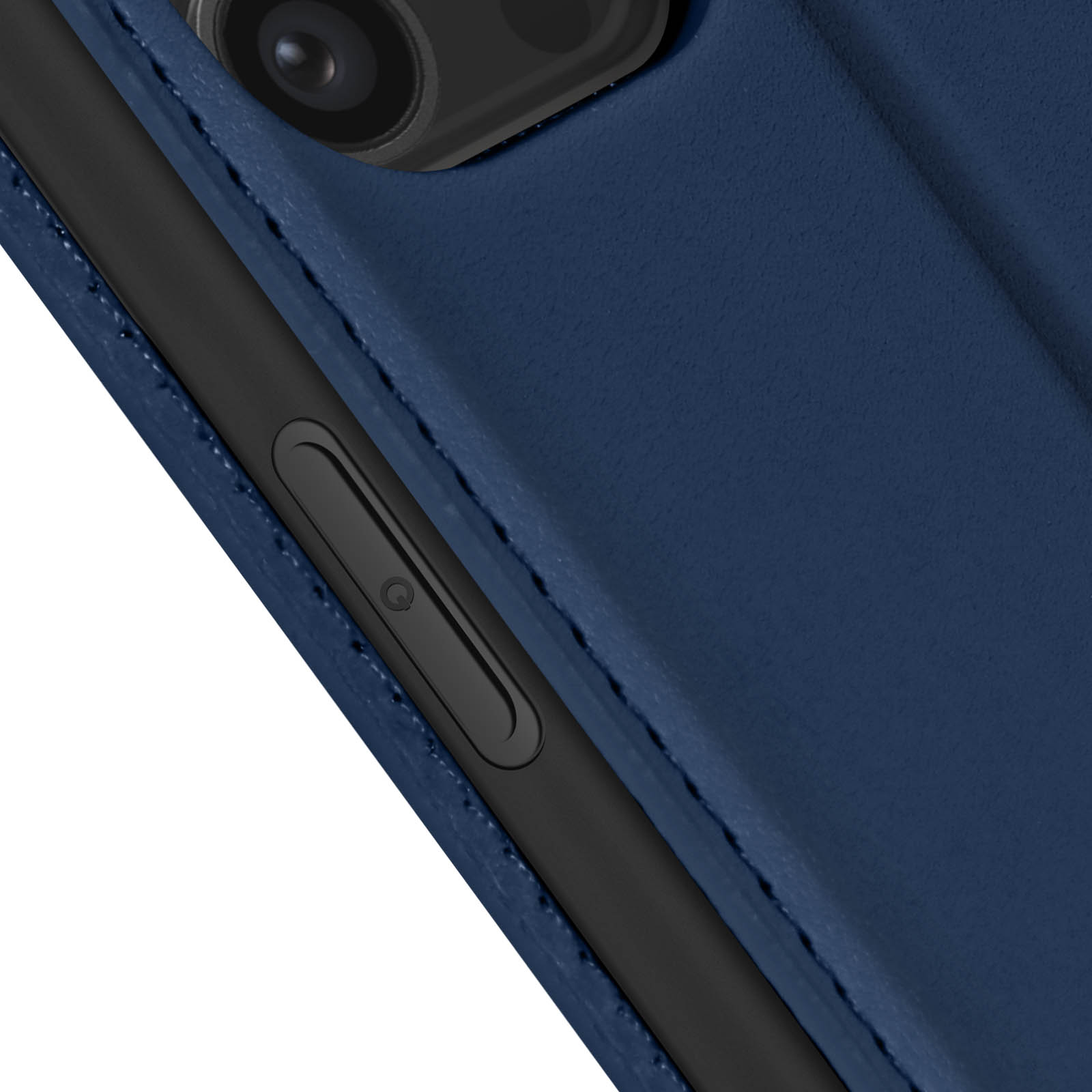Primo piano di una custodia blu con un telefono nero all'interno. Sfondo bianco.