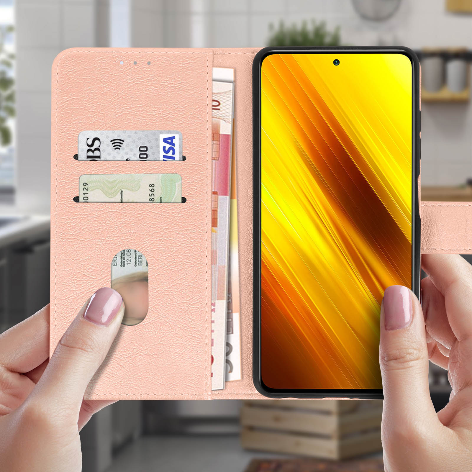 Un telefono in una custodia rosa che mostra una carta di debito e denaro. La custodia è aperta.