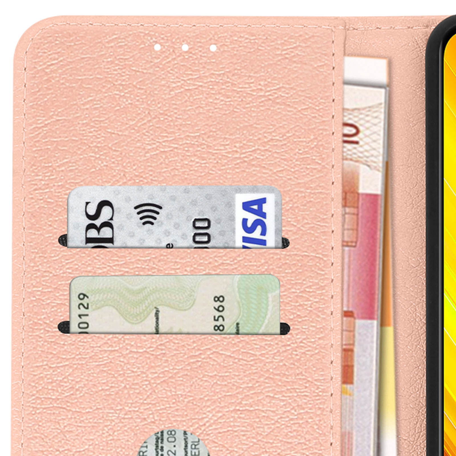 Primo piano di una custodia rosa con fessure per carte di credito e denaro. Carte visibili.