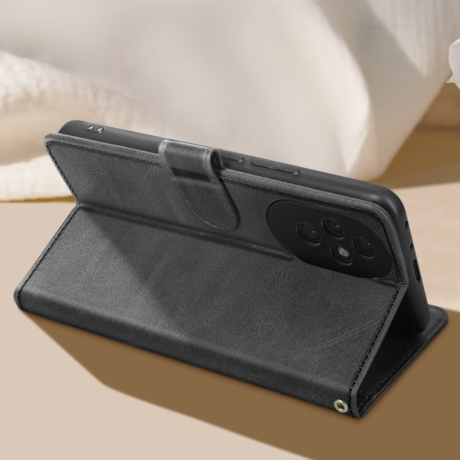 Offene schwarze Handyhülle mit schwarzem Handy auf brauner Oberfläche.