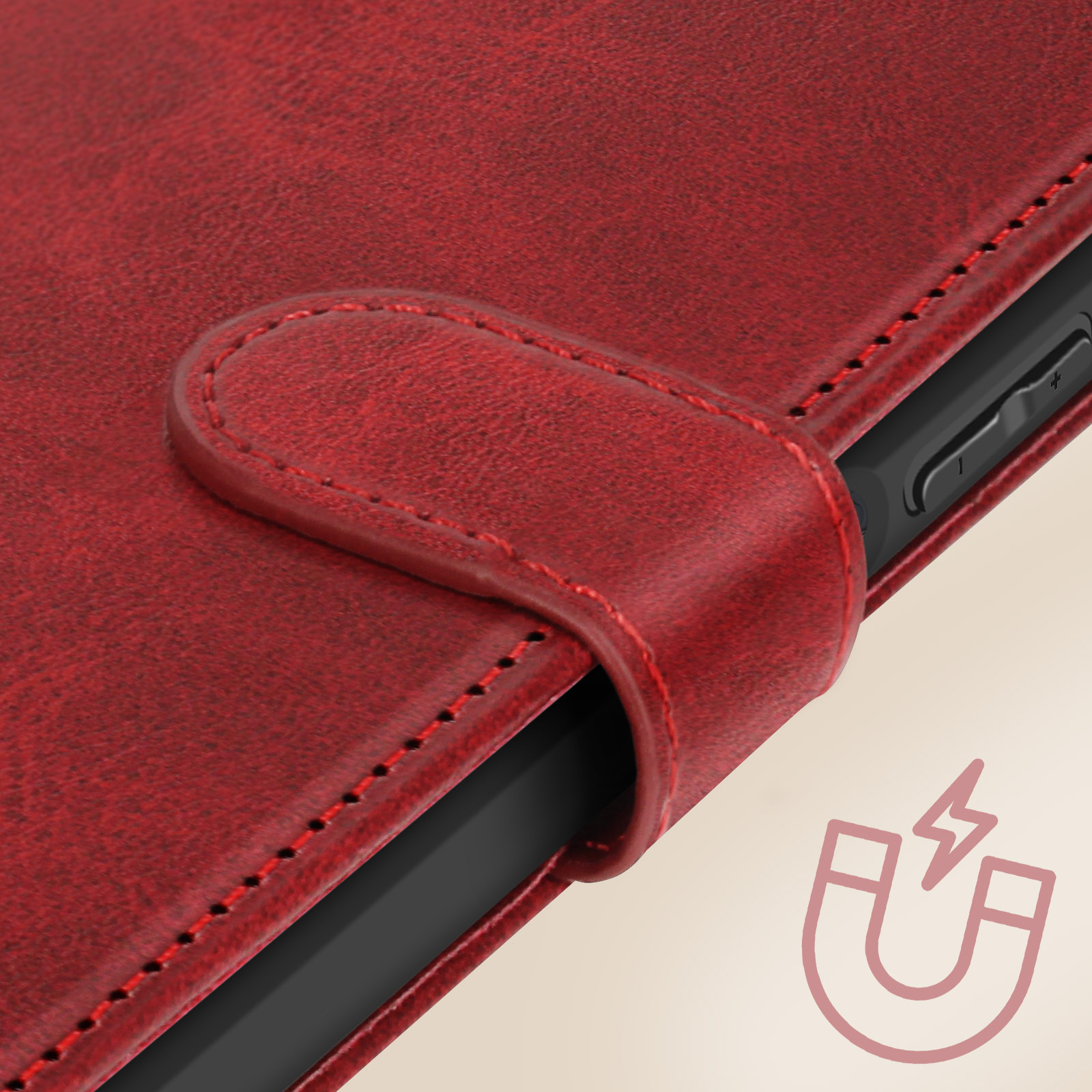 Primo piano di una custodia per telefono in pelle rossa con cuciture e simbolo magnete.