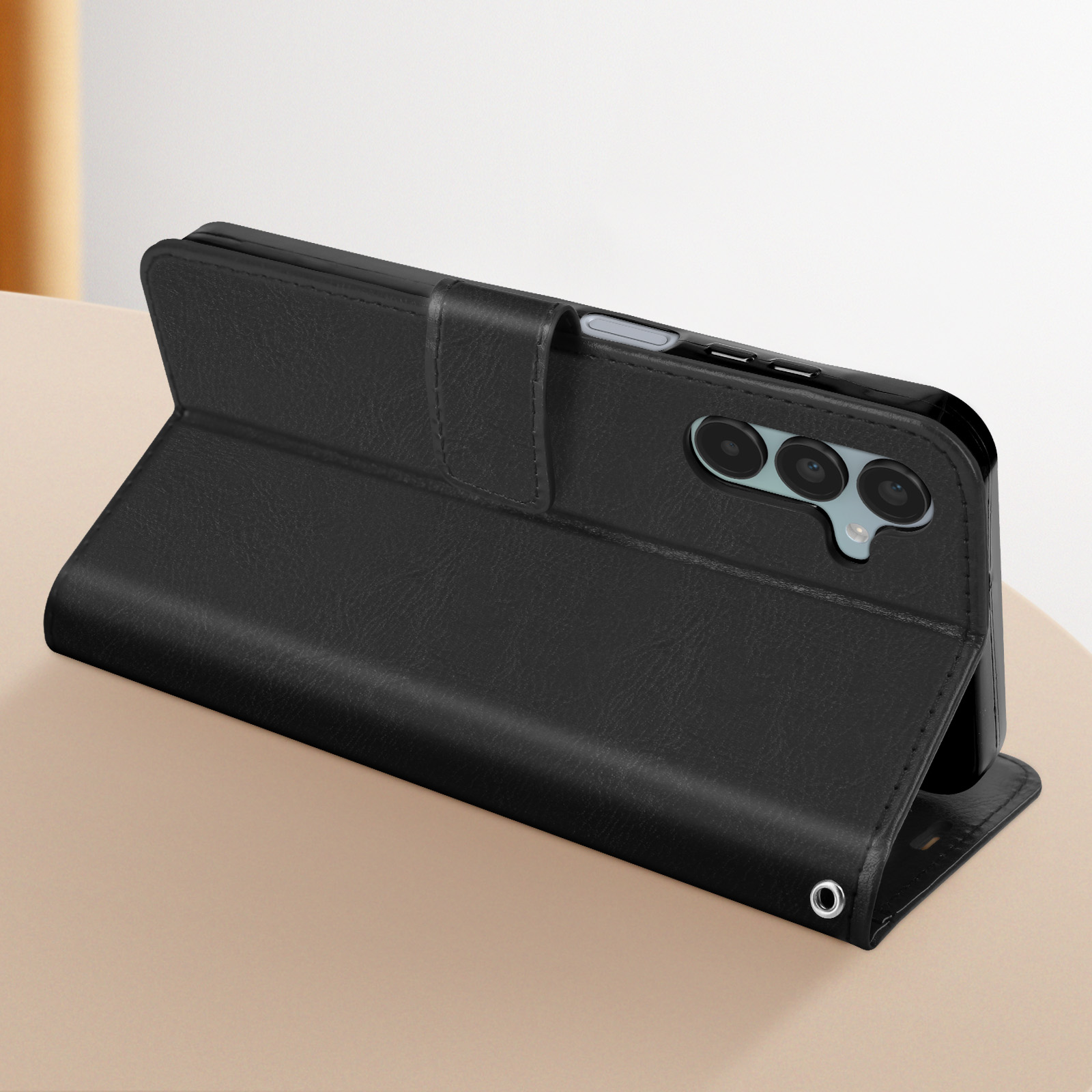 Una custodia per telefono nera con il telefono all'interno. La custodia è chiusa e su una superficie di legno. Il telefono ha tre fotocamere.