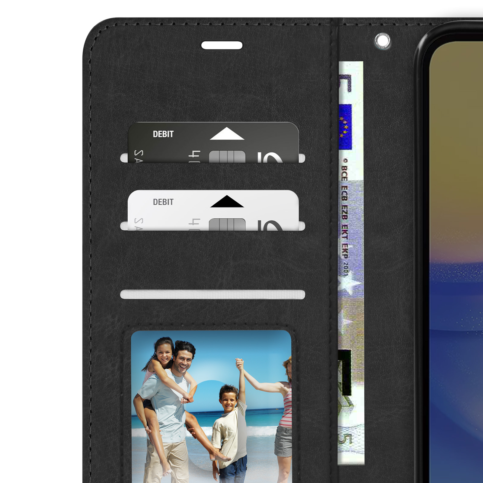 Custodia per telefono nera aperta, carte e foto di famiglia all'interno. Sfondo bianco.