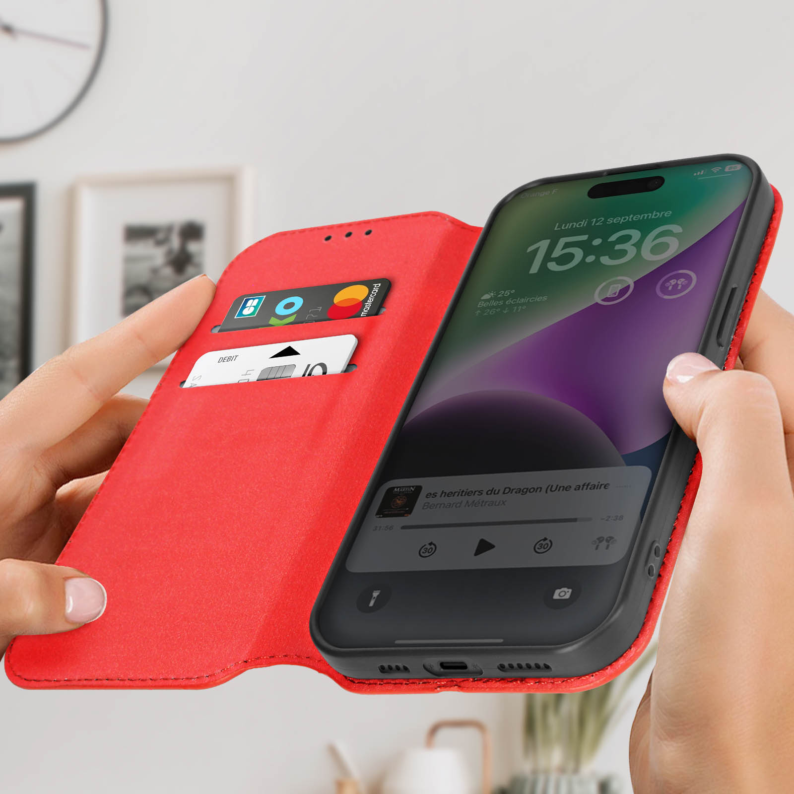 Custodia rossa per telefono con portafoglio aperto, mostrando ora e musica, con carta di credito.