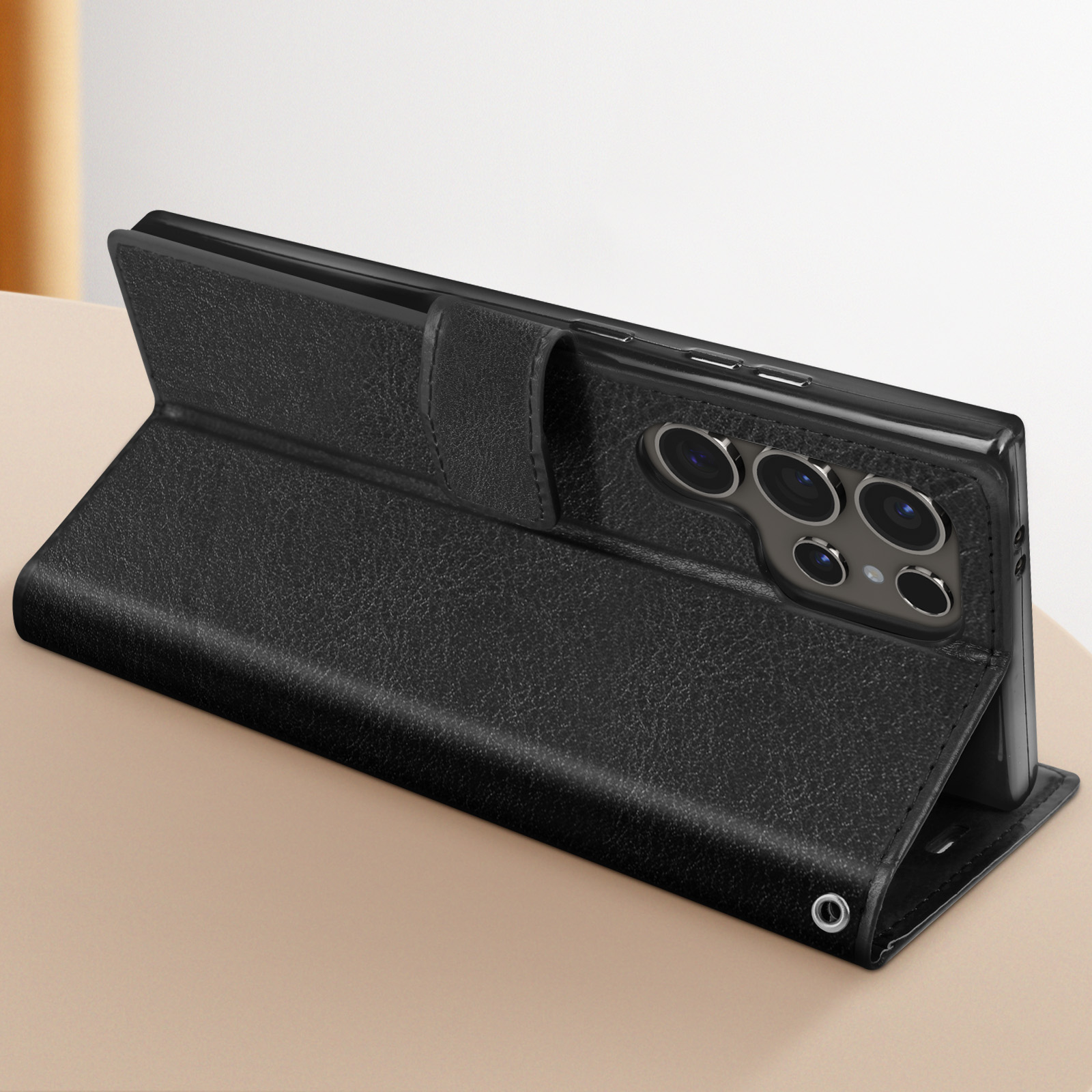 Schwarze Handyhülle ist geöffnet mit einem Telefon darin. Die Hülle hat Kartenfächer.