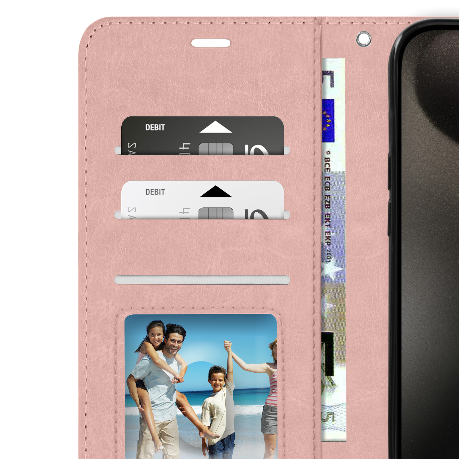 Custodia rosa con carte, soldi e foto di famiglia. Sfondo bianco.