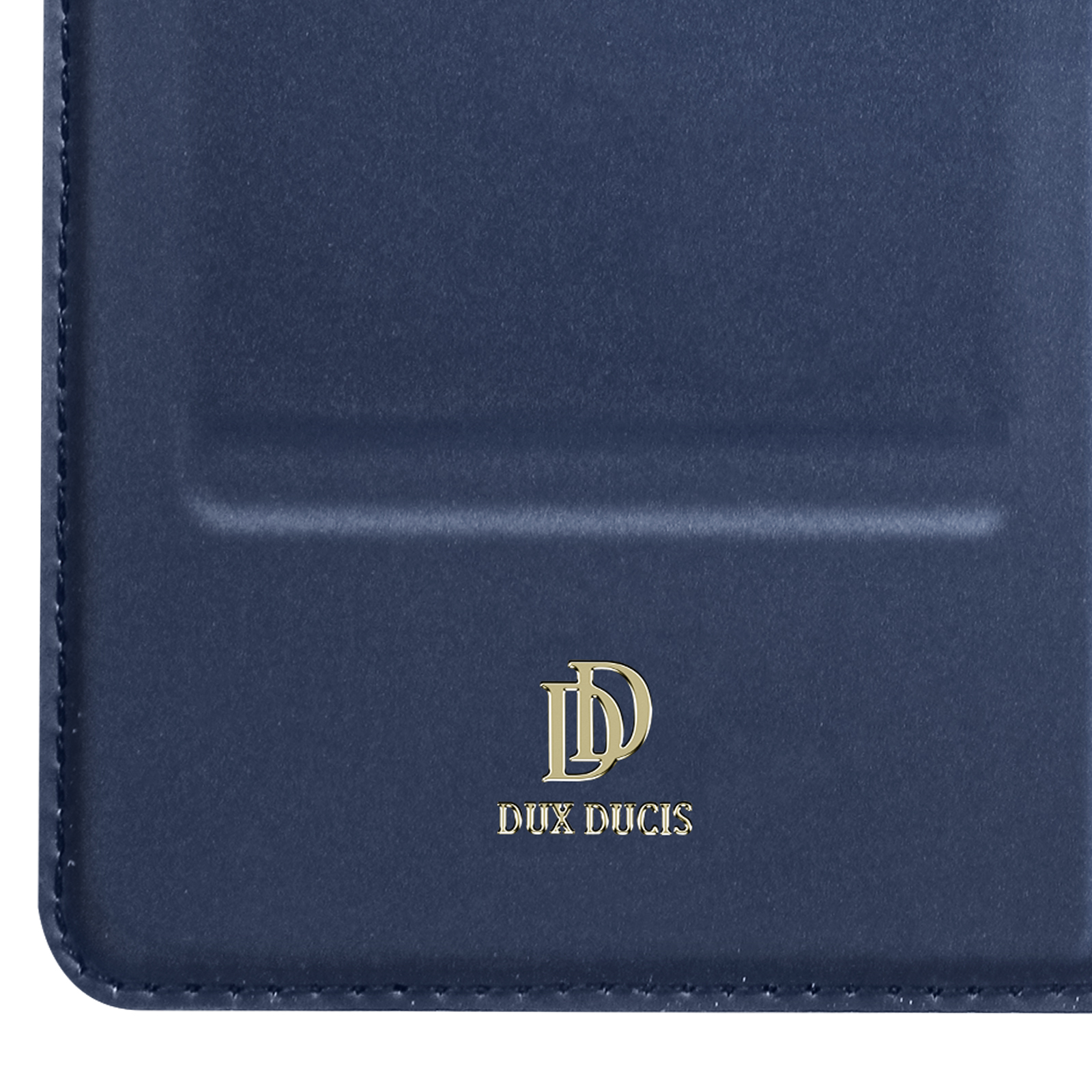 Gros plan sur un étui de téléphone bleu avec le logo DUX DUCIS doré.