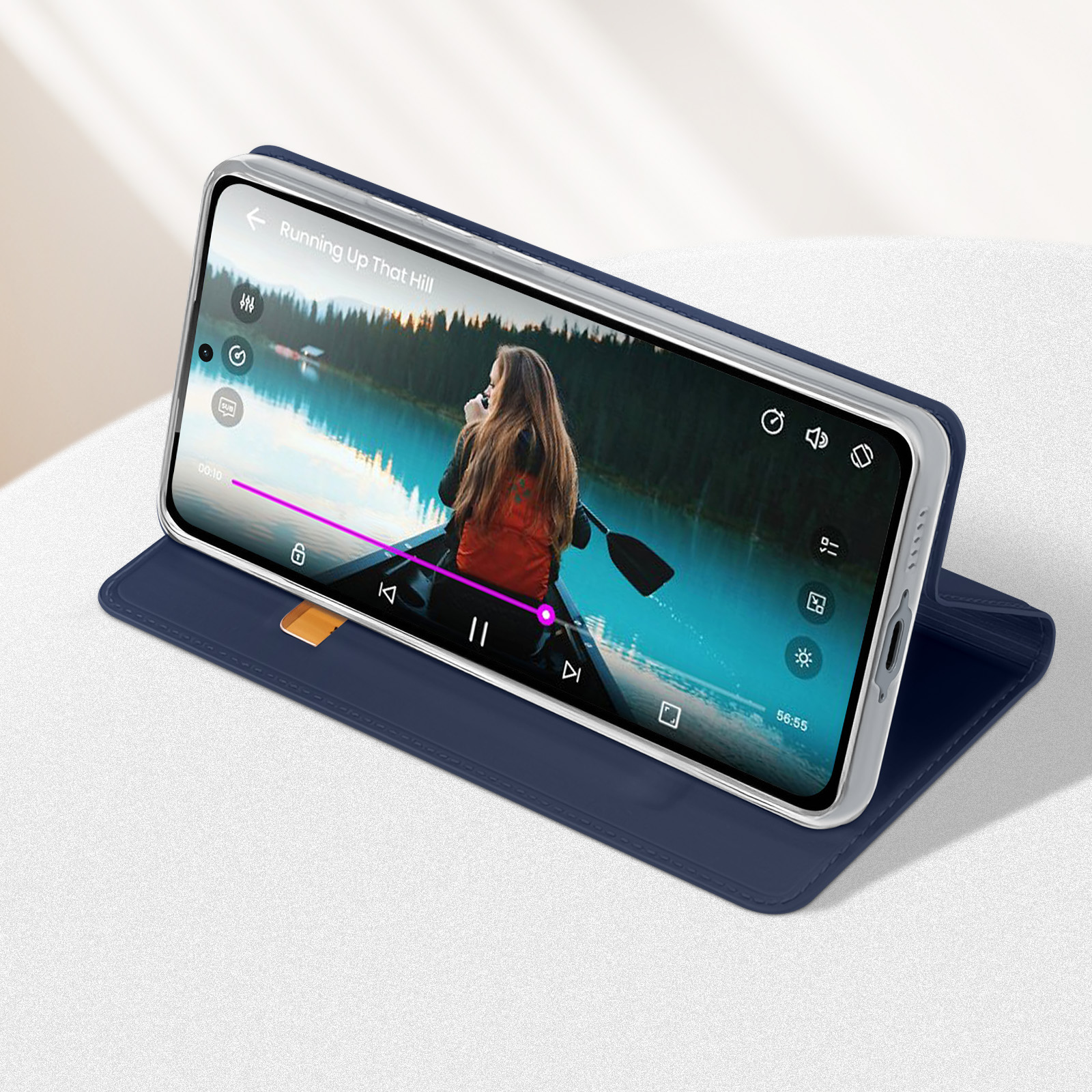 Téléphone dans un étui bleu. Une vidéo montre une femme sur un lac avec une pagaie.