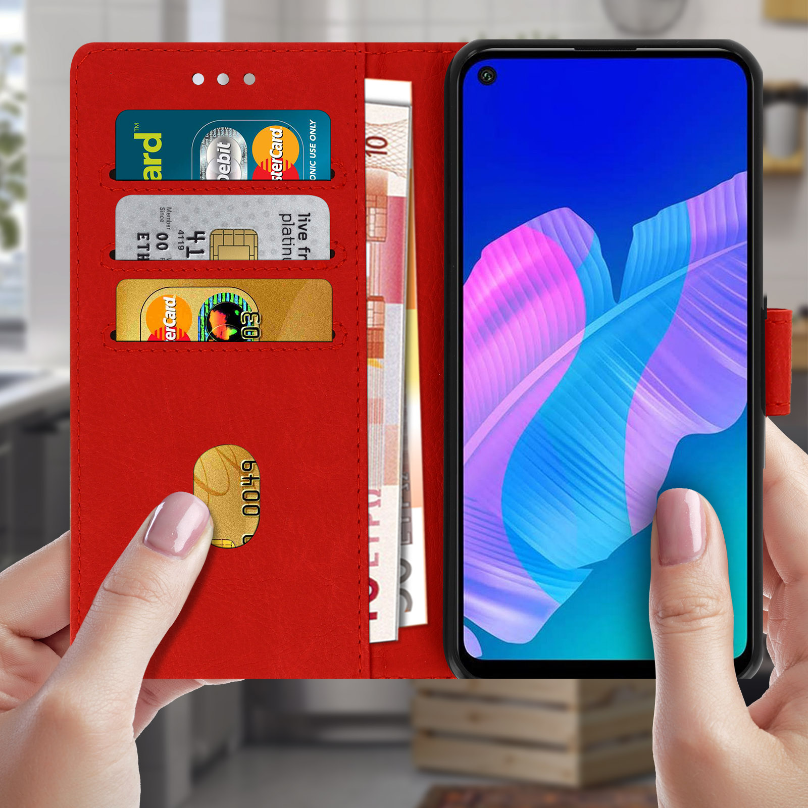 Custodia per telefono rossa aperta che mostra telefono, carte e denaro. Mani che la tengono. Sfondo neutro.