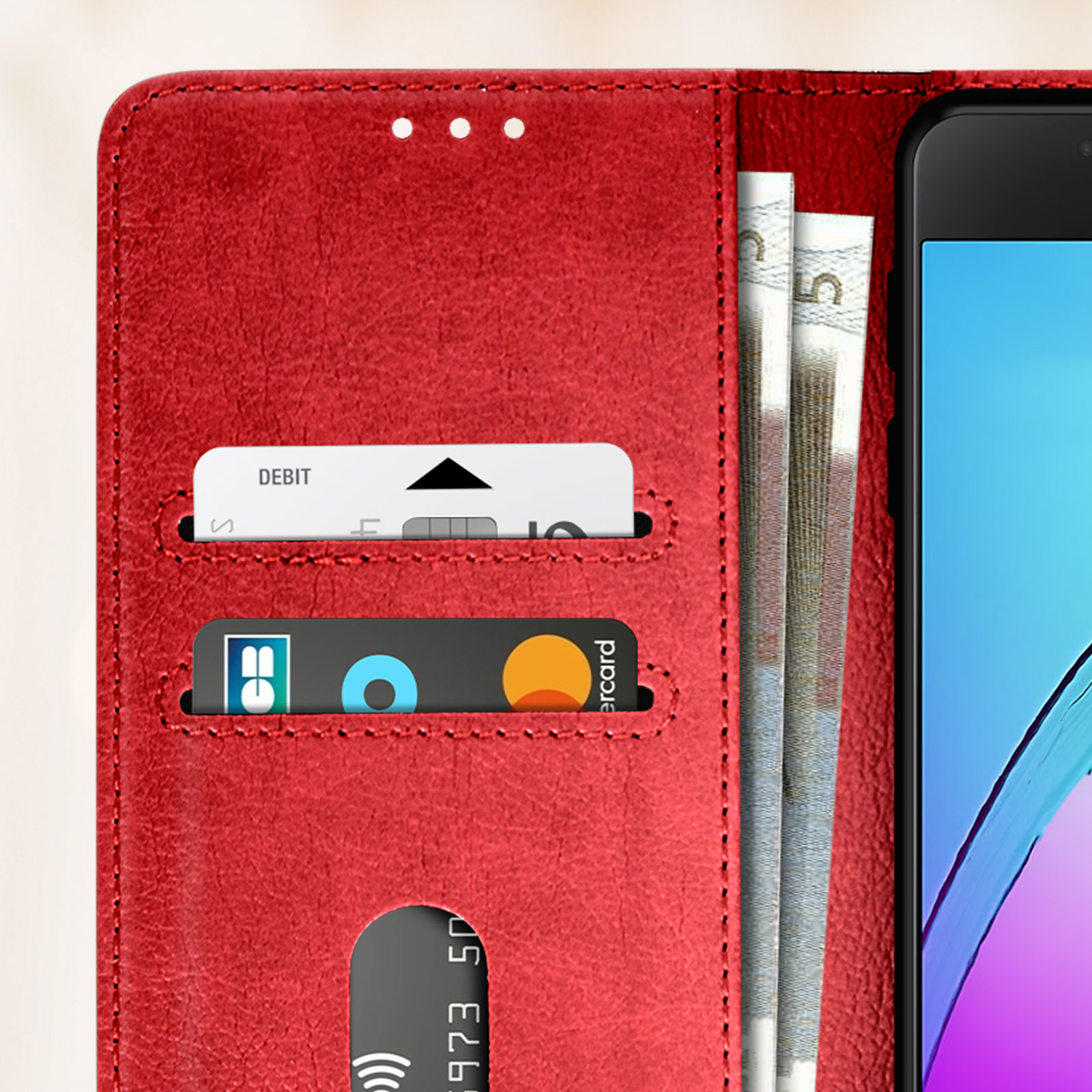 Funda roja para teléfono, con tarjetas y efectivo. El teléfono no es visible.