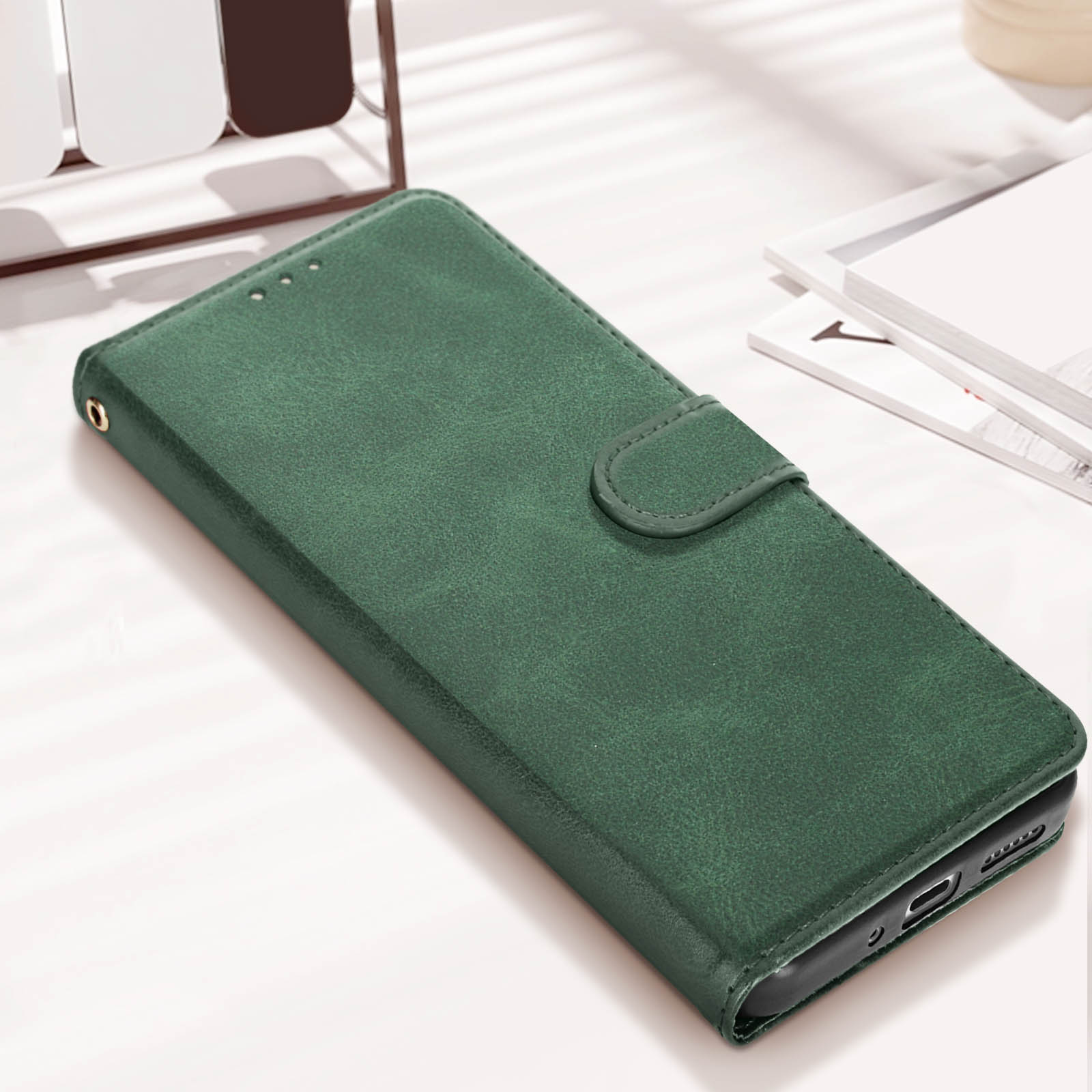 Custodia per telefono verde, chiusa. La custodia è in similpelle e ha una chiusura magnetica.